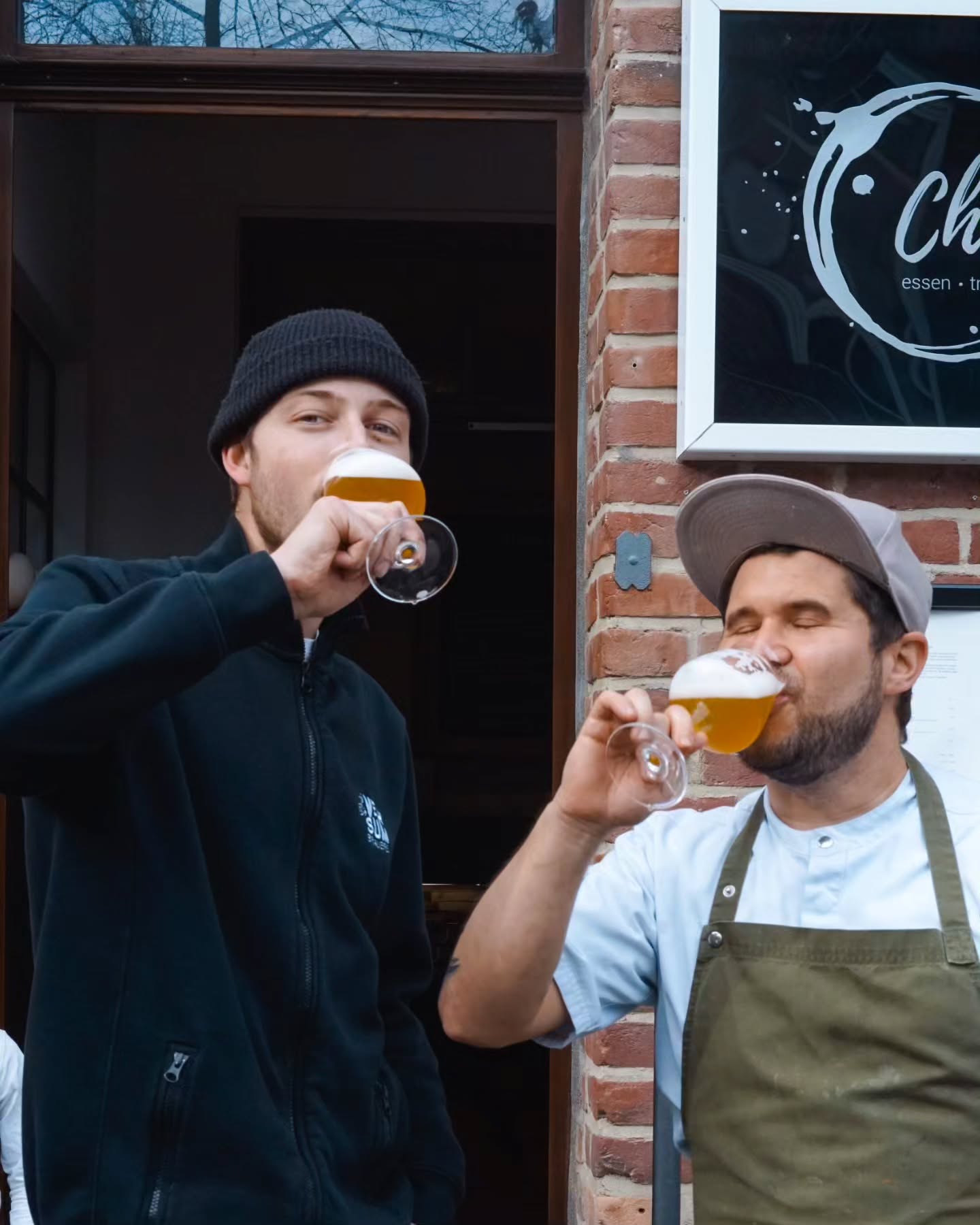 Wir wollen euch heute mal einen unserer ersten regionalen Partner vorstellen.
Im @christofs_restaurant könnt ihr neben vorzüglichen veganen/vegetarischen, sowie Fisch- & Fleischgerichten unser VerSum Wiess vom Fass genießen. Das Restaurant liegt im wunderschönen, historischen Alt-Kaster und bietet für jeden Geschmack etwas an. 😋 Schaut doch mal vorbei!
Auf eine gute Zusammenarbeit 🖤🍻