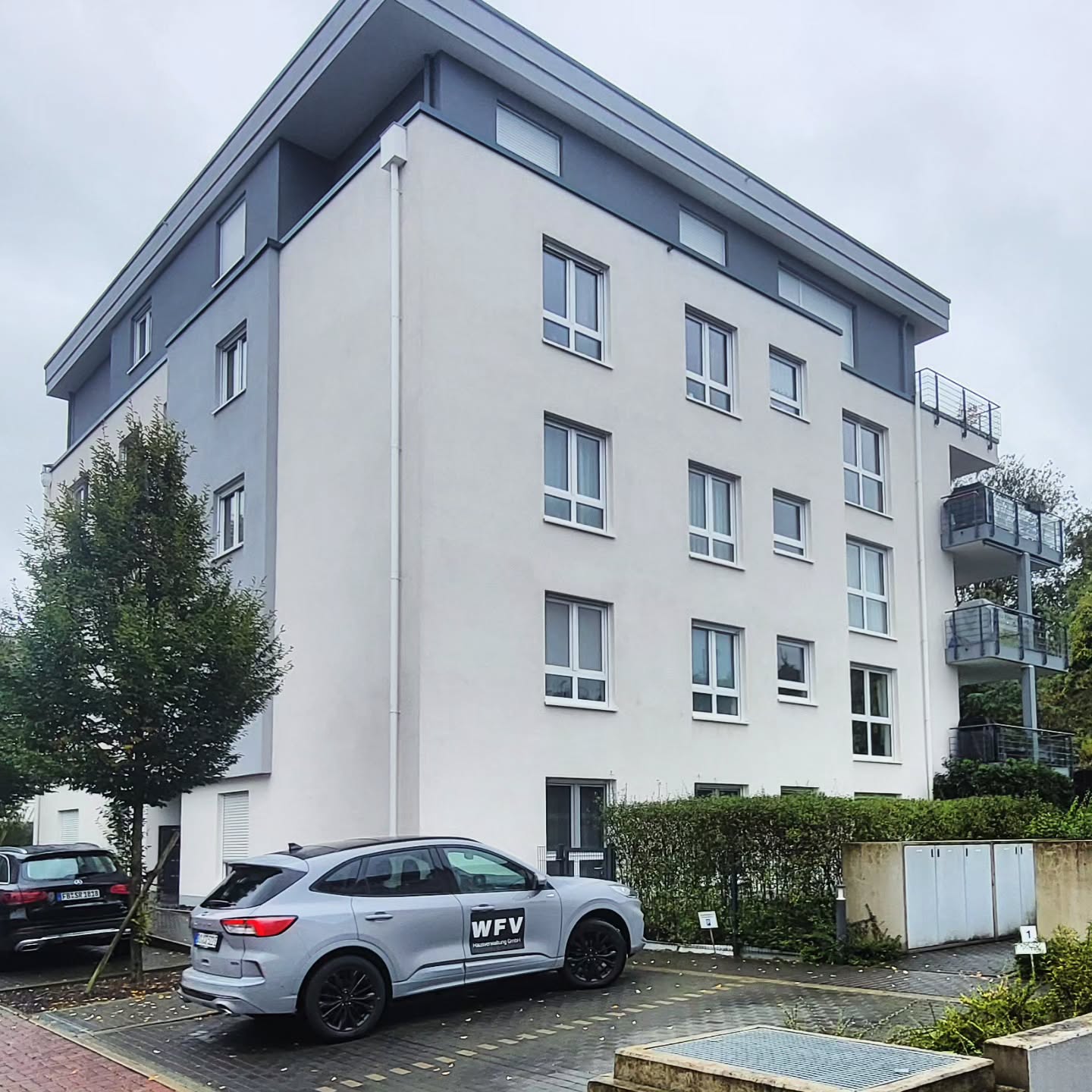 Eine unserer neuen Liegenschaft in Friedberg. Zwei WEGs teilen sich eine gemeinsame Tiefgarage. Die Wärmeerzeugung des Neubaus der Firma @dietmarbuecher erfolgt durch ein #blockheizkraftwerk. Ein sehr spannendes Thema, welches viel Aufklärungsarbeit für die Eigentümer bedeutet.
#hausverwaltung #neubau #tiefgarage