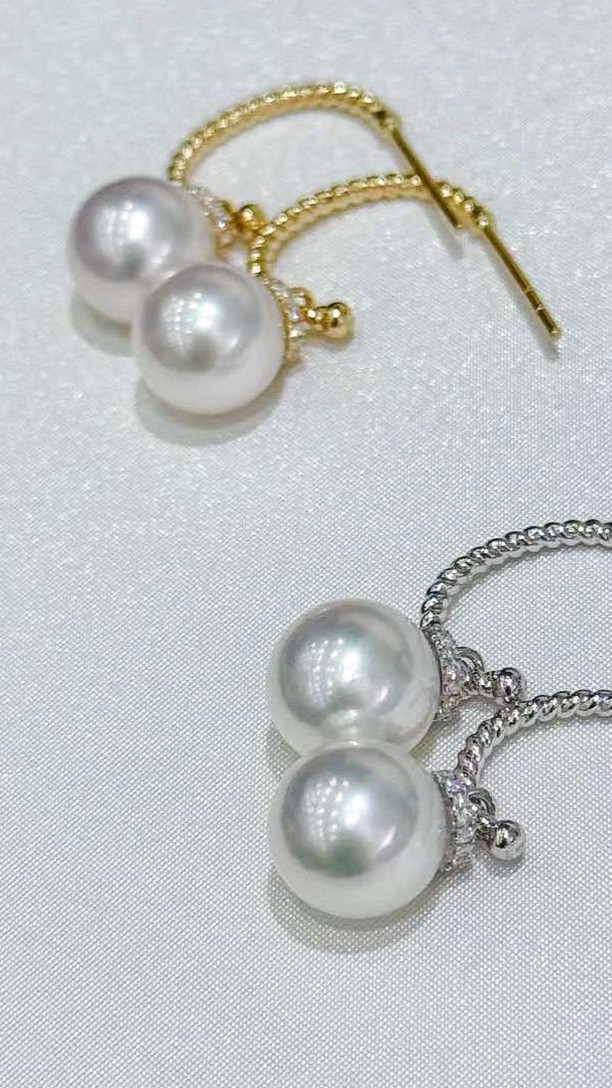AAA 9-9.5 mm Akoya Pearl Classic Earrings 18k Gold w/ Diamond
SKU: EH5525-YSJ
#japanesepearlsjewelry #akoyapearlearrings #akoyapearljewelrygifts
The minimalist design highlights the stunning aurora-like luster of the large, perfectly round Akoya pearl. It is the ideal accessory for professional women, offering a touch of elegance to everyday workwear.
Product Information
Origin Japan
Material Akoya Pearls, 18k White Gold, and Natural Diamonds
Dimensions Earrings Lenght Approx. 2.4 cm
Pearl
Shaped: Round
Size: 9-9.5 mm
Quality: AAA
Nacre: Very Thick
Color: White
Luster: Aurora
Accessories
Metal: 2.2 g of 18K White Gold
Other: 0.17 ct of SI Quality Natural Diamond