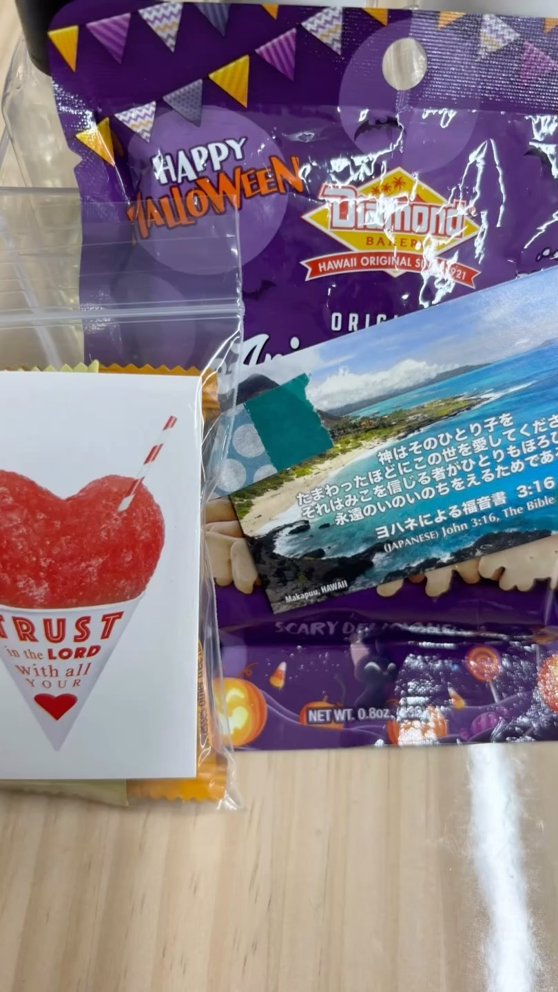 It has been very busy lately with participants from many countries. Udon and Sushi course, Ramen and Gyoza course.
Today I got a souvenir from a guest from Hawaii.
I will have it during break. Mahalo, lovely Ohana!
#KyotoJapanesecookingcladd