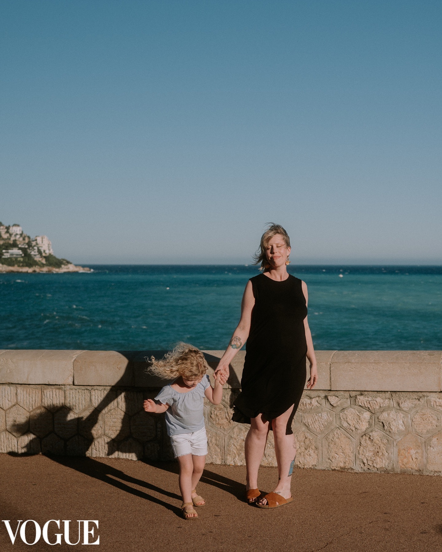 Photographier les personnes que l’on aime profondément; belle E. enceinte de sept mois avec B. petite sauvageonne d’amour, dans une tempête de vent au printemps dernier.
Thanks @photovogue for the feature.
#sisterslove #niecelove
