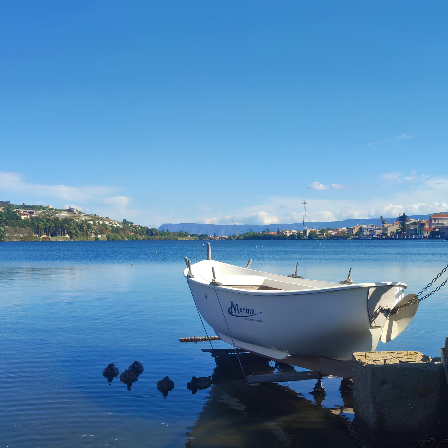 A beautiful sunny Sunday in Ganzirri. The calm waters of the lake, with the Torre Faro Pylon rising on the horizon and the Calabrian mountains in the background, create a picturesque view. The tranquility of this corner of Capo Peloro offers a moment of pure serenity immersed in nature. 🌞
.
Ph. by @faru1983
.
#CapoPeloro #VisitCapoPeloro #CapoPeloroMessina #Ganzirri #GanzirriLake #LakeGanzirri #CapoPeloroLagoon #Messina #VisitMessina #DiscoverMessina #ExploreMessina #Sicily #VisitSicily #AutumninSicily
