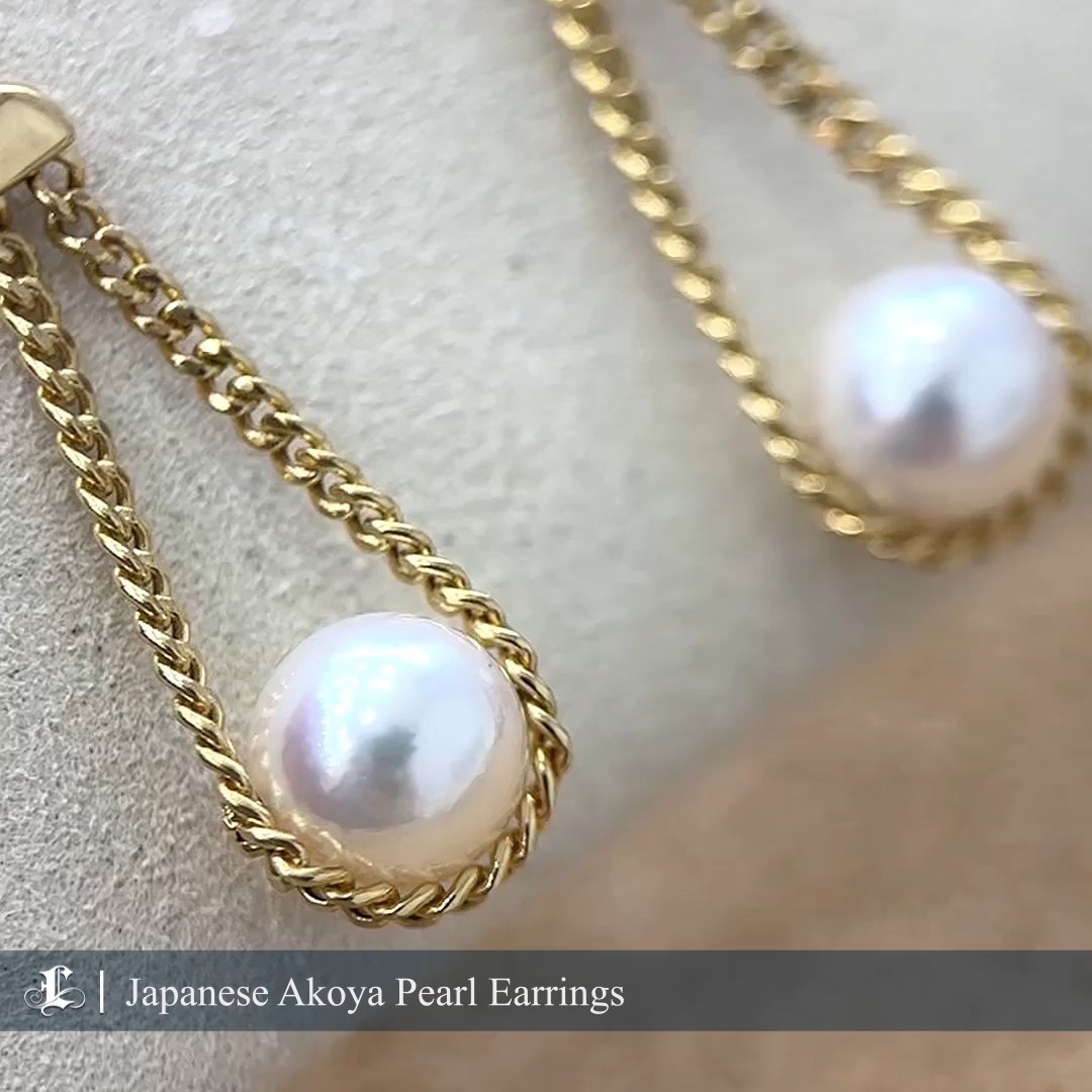 AAA 8-9 mm Akoya Pearl Sample Earrings 18k Gold
SKU: EH5530-YSJ
$995.00Price
#japanpearljewely #japanesepearljewellery #akoyapearlearringstud #akoyapearlearrings
These earrings feature aurora-hued, perfectly round 8-9mm Akoya pearls. They are elegantly paired with a fine foxtail chain, giving them a minimalist yet flowing charm.
Product Information
Origin Japan
Material Akoya Pearls and 18k Gold
Dimensions Earrings Lenght Approx. 3.5 cm
Pearl
Shaped: Round
Size: 8-9 mm
Quality: AAA
Nacre: Very Thick
Color: White
Luster: Aurora
Accessories
Metal: 18K Gold
Other: N/A