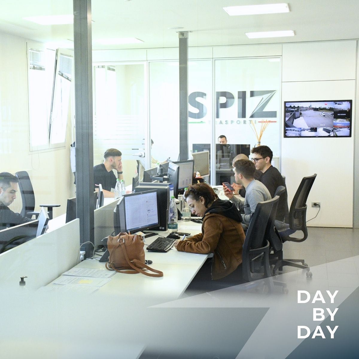 La fiducia dei nostri clienti è la forza che ci motiva a crescere ogni giorno. 💪
Puntiamo a garantire l’eccellenza che ci distingue, restando flessibili di fronte ai cambiamenti del mercato e investendo nelle risorse e tecnologie più avanzate per soddisfare al meglio ogni esigenza.
•••••••••••••••••••••••
The trust of our clients is the driving force behind our continuous growth. 💪
We are committed to upholding the excellence that defines us, staying agile in the face of market shifts, and investing in the best resources and technologies to meet evolving demands.
#SpizTrasporti #Inclusione #DonneNeiTrasporti #Diversità #PariOpportunità #TrasportiSostenibili #Logistica #EmpowermentFemminile #LavoroDiSquadra #FuturoInclusivo