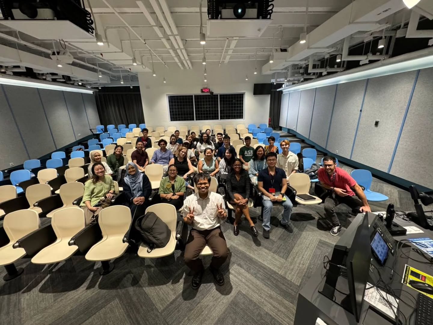 I'd like to thank the @ntu_ase for having me give a talk on "The Ubin Identity" last Thursday (24 Oct), at the request of their @ase.gsc !
I shared with the students on the history and challenges faced by the Ubin Orang Pulau in keeping their identities alive and relevant today, and I was heartened by the several questions raised by them after the talk. It shows that our youth are gaining interest in keeping our shared cultural heritage alive.
Afterwards, I was also given a tour around the ASE and I am inspired by the insightful works and studies conducted by their PhD students. Moving forward, there is merit for us to recognise and remember that our cultural and natural heritage are inseparable and we need to examine the symbiotic relationship that people have with their environment.
Thank you once again to NTU ASE GSC for organising, and the school for this opportunity!
â
Photos by NTU ASE