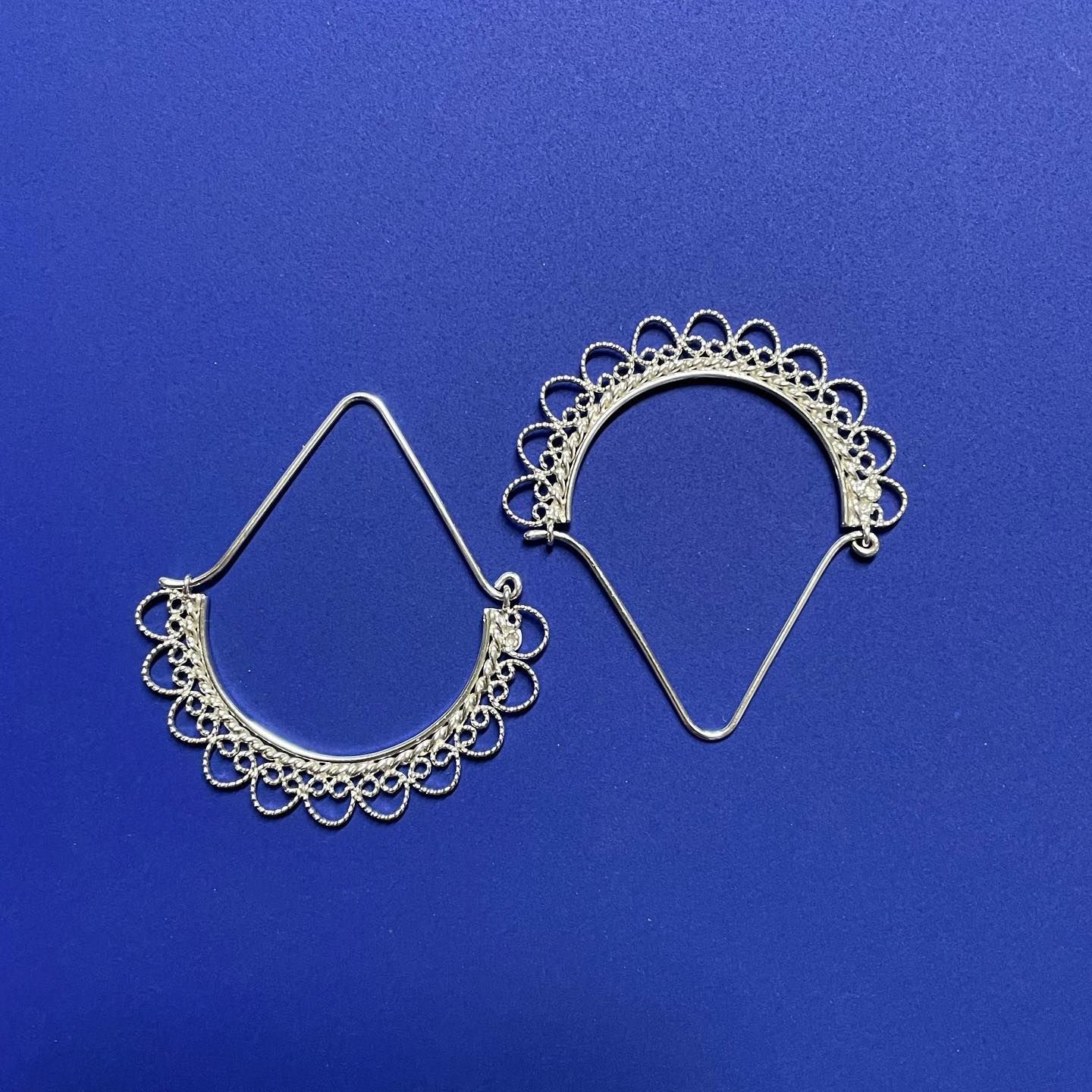 ✨N E W ✨
Dans la collection « DENTELLE », les nouvelles boucles d’oreilles style créoles
• Argent éco 925
• disponibles sur commande
• version doré possible
#dentelle #finejewelry #filigranschmuck #metierdart #bijouxaddict #earringsoftheday #noeebijoux