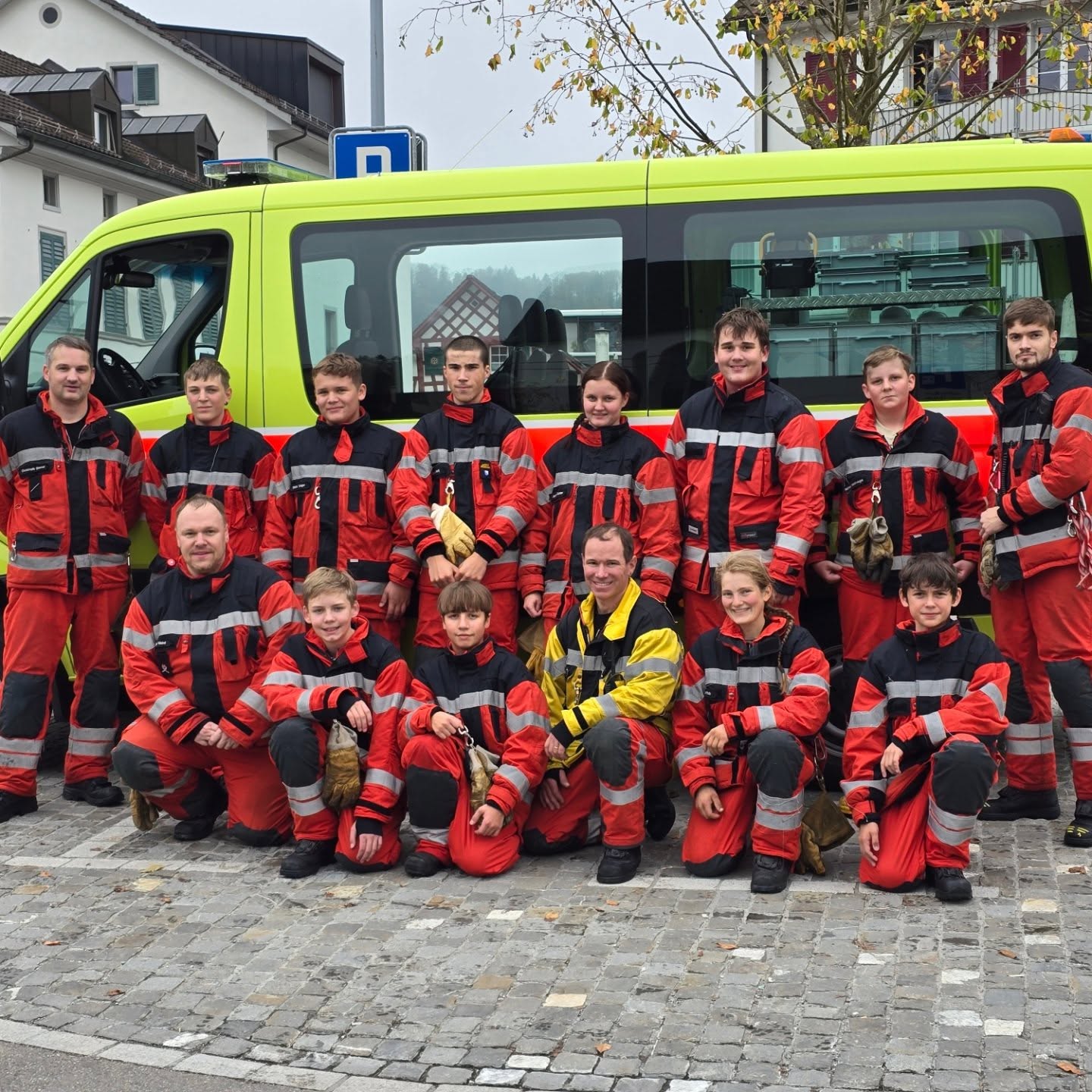 Jugendfeuerwehr Samstag im Oktober zum Thema Leitungsbau.
Diesen Samstag trainierte unsere Jugendfeuerwehr den Leitungsbau. An 3 Objekten wurde Ihnen die Technik und das Wissen über das Erstellen von Löschleitungen übermittelt.
Möchtest auch Du ein Teil unserer Feuerwehr sein? Ab dem 14. Altersjahr ist der Eintritt in die Jugendfeuerwehr möglich.
.
.
.
.
.
.
#feuerwehr #firefighter #swissfirefighter #blaulicht #118 #turbenthal #wila #wildberg #tösstal #leitungsbau #übung #jugendfeuerwehr #jugend #hobby #freizeit #freizeitbeschäftigung #tanklöschfahrzeug
