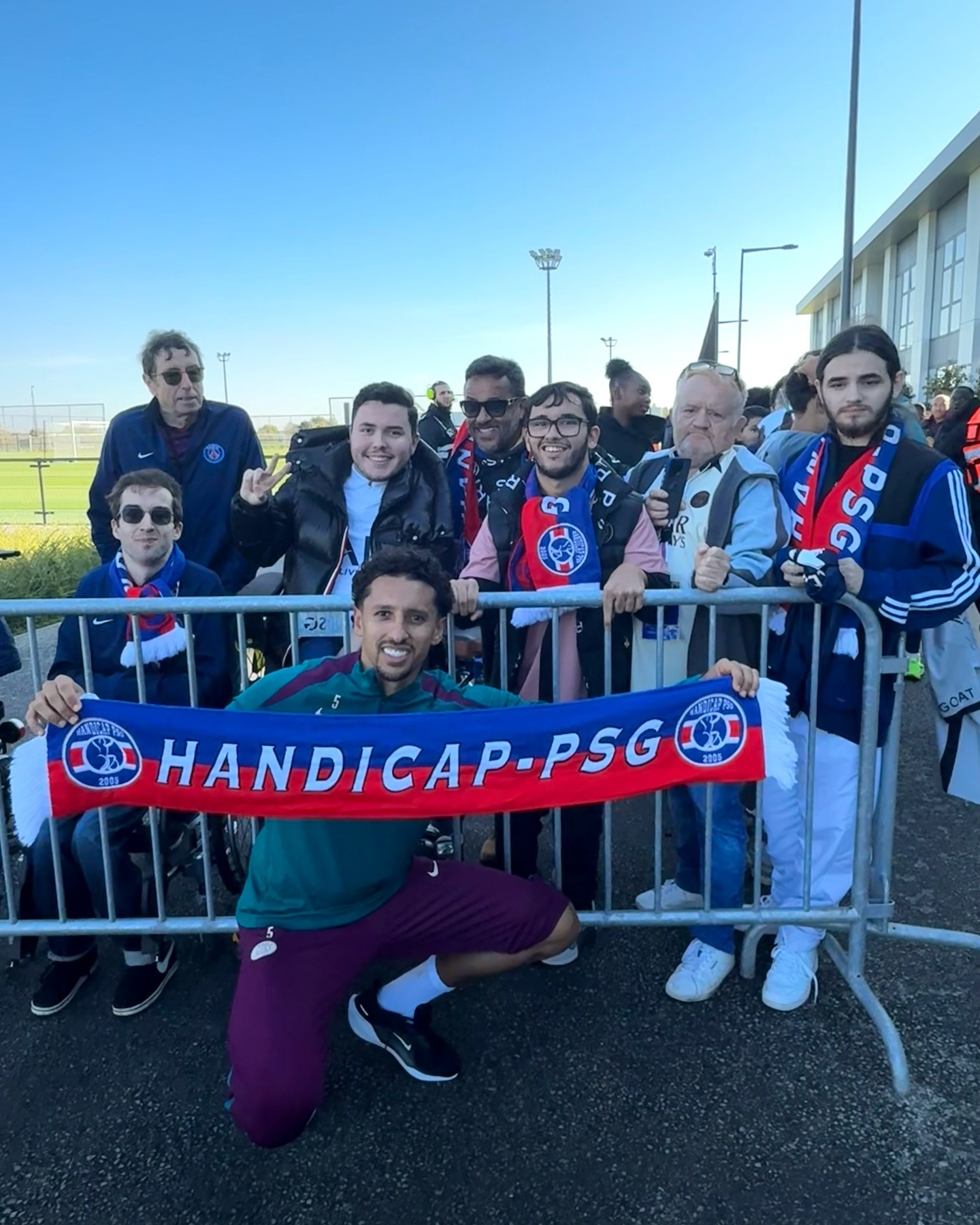 Handicap PSG était ce vendredi invité, pour la première fois au Campus PSG, pour assister à un entraînement à quelques jours du Classico 🔴🔵
Un moment important pour notre association, de pouvoir rencontrer les joueurs/euses, le staff et le président est nécessaire !
Être convié, au même titre que le CUP, à quelques mois des 20 ans de notre association est un geste fort de reconnaissance de la part le club. Alors merci le @psg !
#campuspsg #psg #handicappsg