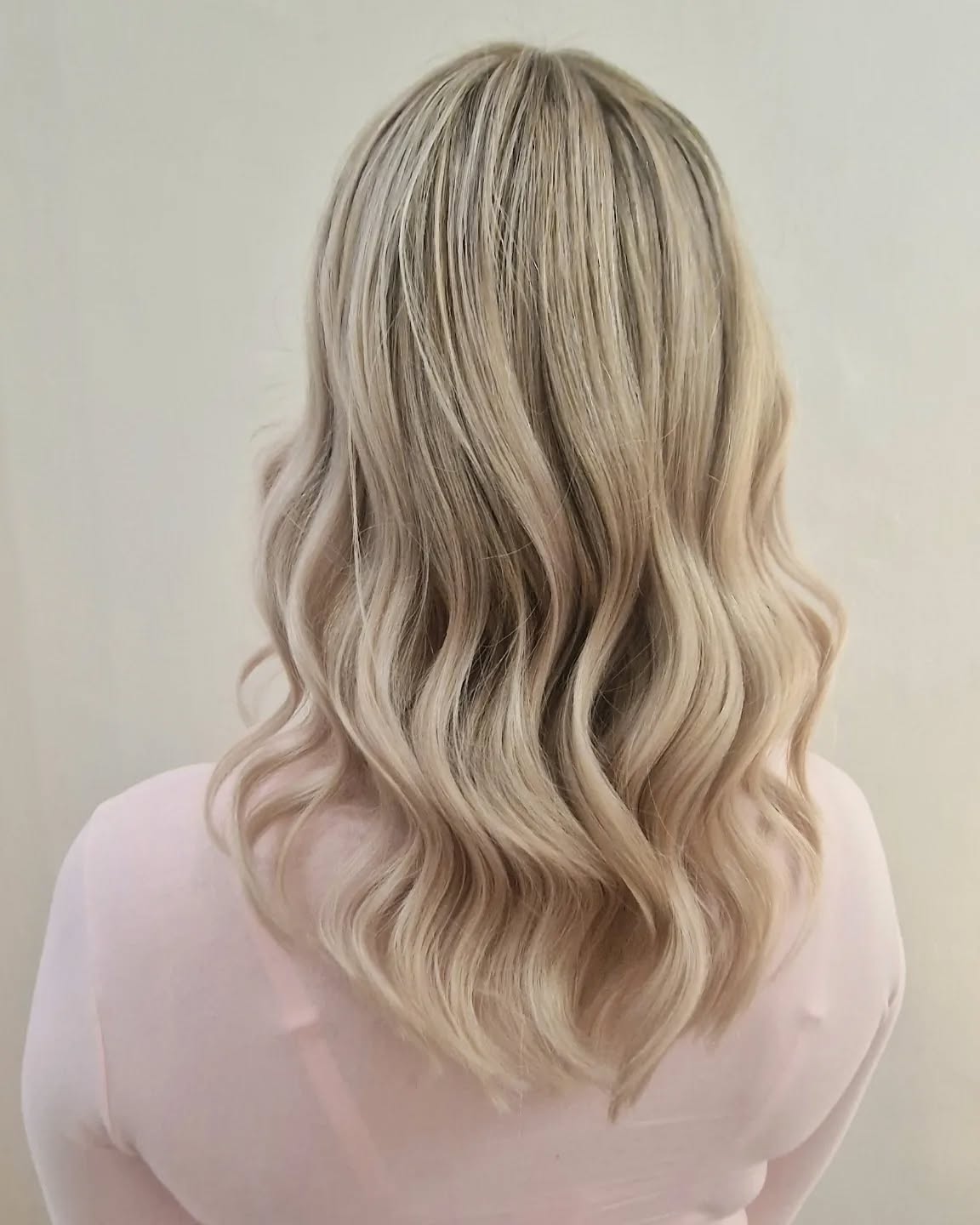 Pehmeät laineet ja kirkkaan vaaleat raidat toimii aina 🤩
Tällä lookilla kohti pian alkavaa pikkujoulu kautta ✨️
By Heli ✂️
#helibow#bowhelsinki#parturikampaamobow#vaaleathiukset#highlights#blondhair#blonds#hairideas#kampaamohelsinki