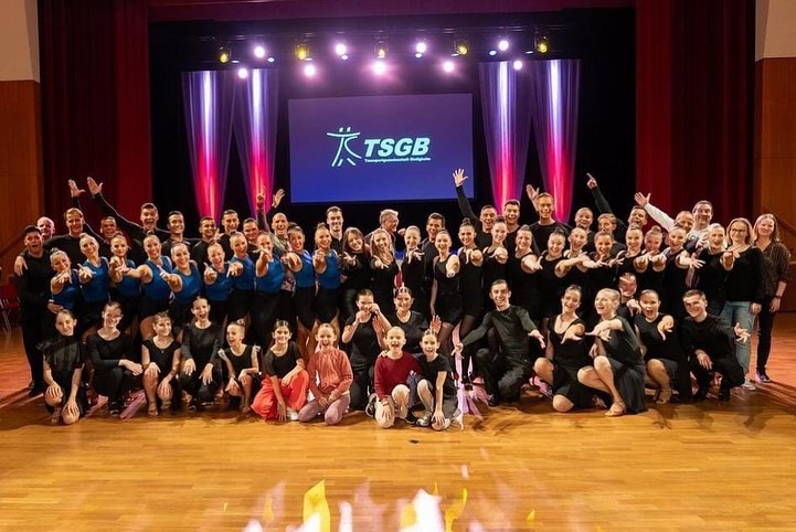 Gestern fand die erfolgreiche Präsentation unseres A-Teams statt. 👏🏼
Vor Familie, Freunden, Fans und Neugierigen zeigte das A-Team in zwei energetischen Durchgängen die stark überarbeitete, neue Choreographie zu Heart & Soul, die das Publikum zum Jubeln brachte. Danke für die super Stimmung und eure Unterstützung an dieser Stelle nochmal. 😍🫶🏻
Es geht in den Endspurt, das Team ist heiß und freut sich schon das Ergebnis der harten Arbeit der letzten Monate mit euch allen zu teilen, wenn es in zwei Wochen heißt: Deutsche Meisterschaft! 🙌🏼💪🏼🤩
Zudem haben sich gestern auch unser B-, C- und D-Team mit Passagen aus ihren Choreos präsentiert sowie unsere Solo und HipHop Girls. Auch da sind alle fleißig am Trainieren, die Turnier starten dann im neuen Jahr. 🥳
Wir hoffen wir sehen euch bei der DM am 09.11. In LB oder spätestens bei unserem Heimturnierwochenende mit der 1.BL am 08.03. und der LL am 09.03. in Bietigheim-Bissingen. Der Kartenvorverkauf startet kurz nach der DM! 🥳
#heart&soul2 #DeutscheMeisterschaft #1.Bundesliga #2.Bundesliga #Landesliga #Hobbyliga