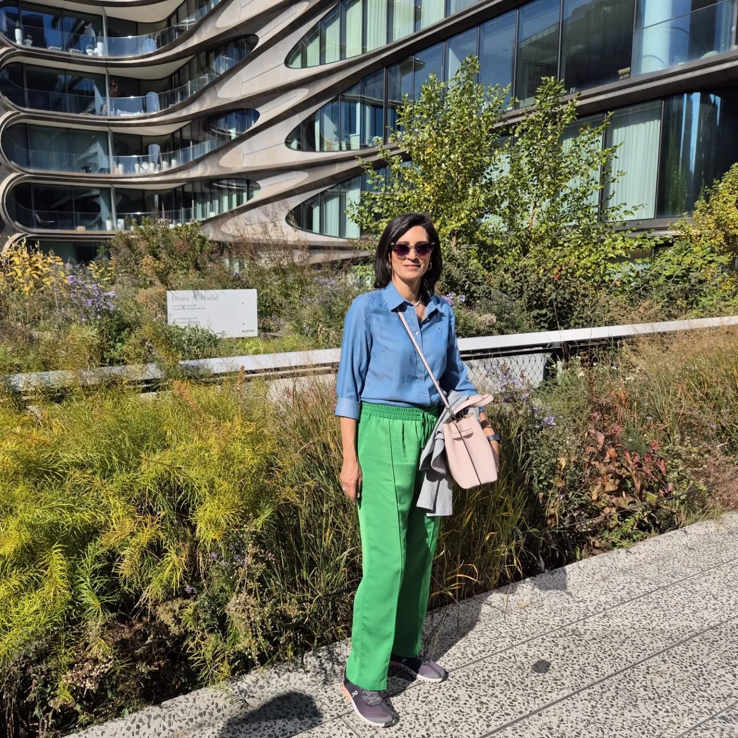 חגיי תישרי 2024
טסנו לחודש בארה"ב להתאוורר מהשנה הקשה שהייתה לנו
טיול משפחתי אצלנו זה סוג של טירונות :)
מעל 20,000 צעדים ביום עם 8ק''מ הליכה בממוצע
✔️ התחלנו במיאמי וההפלגה של 4 ימים באיי הבהאמס
✔️ המשכנו עם שבוע באורלנדו בפארקים של דיסני ויוניברסל, שכולנו הפכנו לילדים.
✔️ מסעות הליכה בפארקים לאומיים במיין וורמונט עם ה Indian summer-
איך קראו לזה summer, היה כפור של שלג בסך הכל 🥶
✔️ ביקור בNASA
✔️ במקריות לחלוטין מצאנו את בית חבד של אוניברסיטת Cornell בול בערב חג סוכות 😃 ופגשנו קהילה מקסימה שקיבלה אותנו בזרועות פתוחות
✔️ קפיצה קטנה למפליי ניאגרה המופלאים שגודלם עצום ומפתיע כל פעם מחדש
✔️ ולקינוח new york ומנהטן שכמה שלא נהיה זה לא מספיק,
✔️ חזרה קשוחה, כי ביטלו את הטיסות חזור
היה מוי כיף, מאתגר, חם מידיי, קר מידיי, מעניין, מגבש, המון חוויות וגם קצת מעייף...
ילד בן 18 שחזר לארץ אחרי 10 ימים של טיול כדי לא לרדת מהכושר הקרבי שלו לפני גיוס 😢
מידיי פעם גלגלצ ברקע באוטו לעידכונים, ומידיי ערב חדשות באינטרנט כי אי אפשר להתנתק לגמרי
אבל הכי חשוב התאווררנו וזמן משפחתי ביחד ❤️
עדיין מנסים להתרגל לשיגרה :)