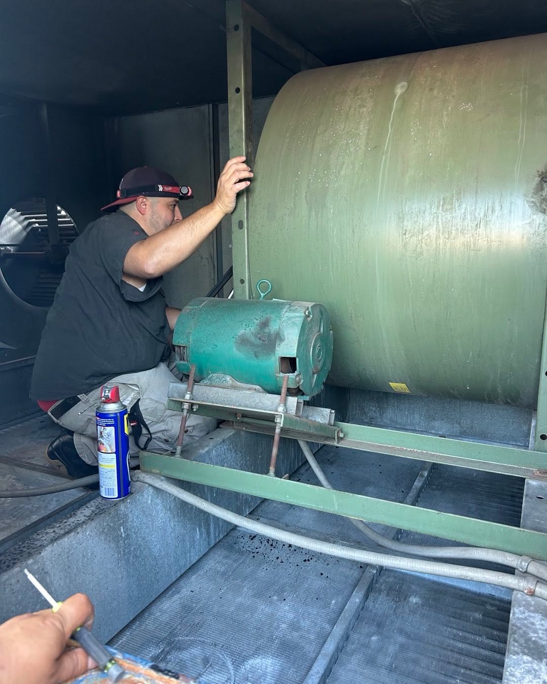 Specialist HVAC technician. Trained for all brands and equipment 💪💯👍 - we get the job ✅ #Tribeca #soho #manhattan #heating #boiler #hvac #manhattan #queens #brooklyn #bronx