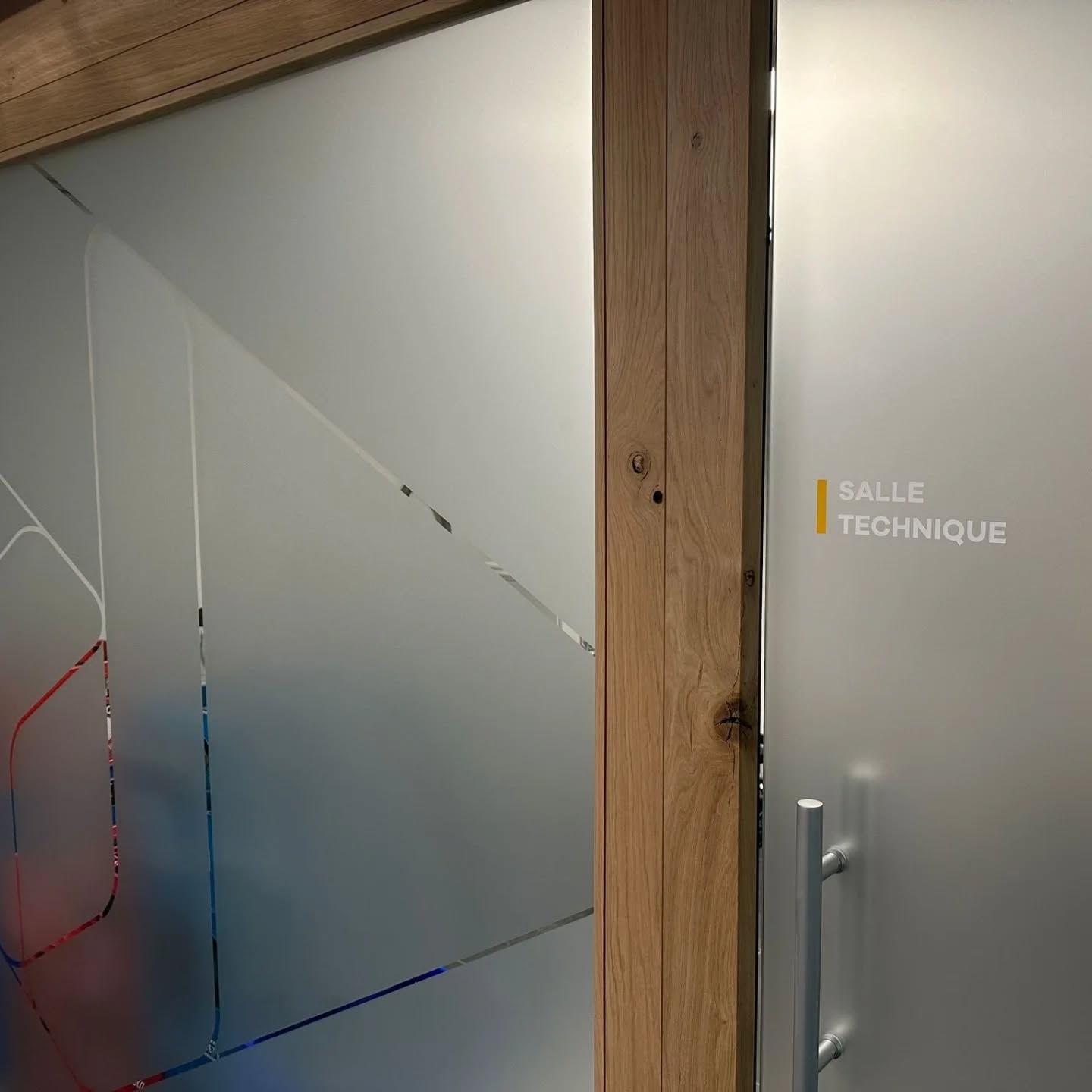 ✨ Découvrez la nouvelle décoration intérieure et signalétique du bâtiment @deneriaz_groupe à Leytron en collaboration avec @boomerang_marketing ! Retrouvez toutes nos prestations sur www.gvisuel.ch ✨
Chaque détail a été soigneusement pensé pour créer un environnement accueillant et inspirant, à l’image de la belle énergie de l'entreprise Dénériaz.
#Dénériaz #Leytron #NouveauBâtiment #DesignIntérieur #Signalétique #Architecture #Innovation #Valais