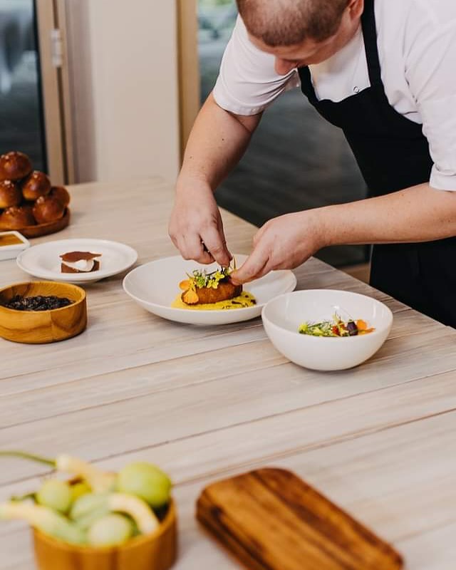 Kāds skolas ēdiens atstājis vissiltākās atmiņas par bērnības garšām Annas Design Hotel & Spa šefpavāram Aleksei Zalygin? 🥘
Tuvojoties Cēsu novada Restorānu nedēļai “Bērnības garšas”, iepazīstināsim ar katra restorāna bērnības garšu stāstiem. Stāstu sēriju turpina Annas Design Hotel & Spa šefpavārs Aleksei Zalygin:
“Katrs no trīs ēdienkartē piedāvātajiem ēdieniem asociējas ar dažādiem manas bērnības momentiem.
Pirmā kārta liek man atcerēties zivju zupu, kuru laukos gatavoja mana vecmāmiņa no tikko svaigi izzvejotām upes zivīm.
Otrā kārta saistās ar skolas laiku. Pāris reizes mācību gada laikā skolā tika pasniegta Kijevas kotlete. Tās bija laimīgākās dienas, kas liek man atcerēties to mirkli, kā tiklīdz noskanēja skolas zvans, visi skriešus skrēja pa koridoru uz ēdnīcu, jo zināja, kas ir gaidāms pusdienās.
Domājot par trešo kārtu jeb desertu, atminos, ka man bērnībā saldētavā vienmēr stāvēja “šokolādes desa”, kuru gatavoja mana mamma. Piedāvāšu viesiem nogaršot oriģinālo mammas recepti ar mūsdienīgu papildinājumu.”
📆Rezervē jau šodien!
📞 +371 67722288
Uz tikšanos!🤩
#cesunovadspievelk #visitcesis #restoranunedela2024 #tastecesunovads