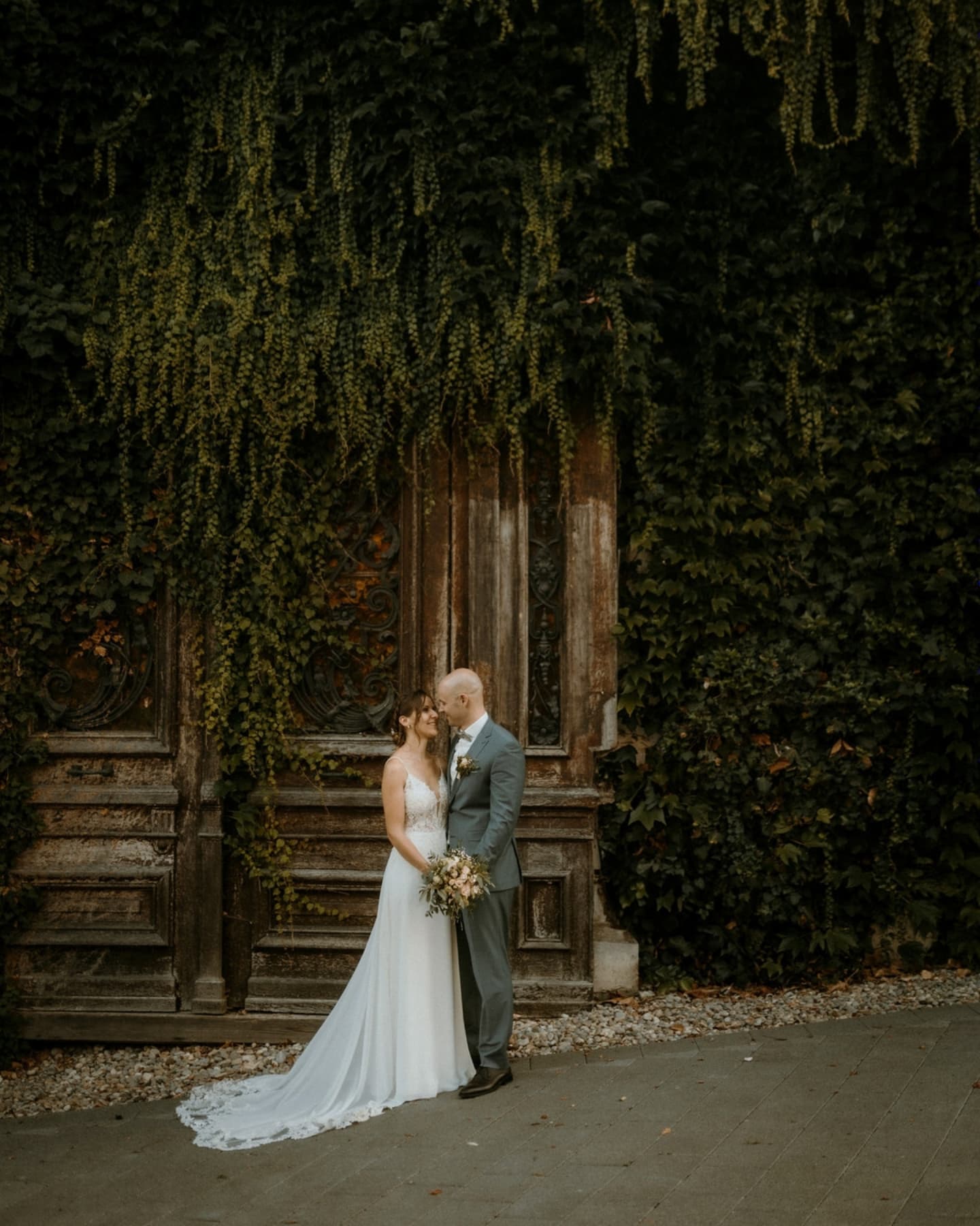 Sometimes the right place is a person 🤍
Was für ein wunderschöner Spätsommer-Tag haben die beiden für ihr grosses Fest erwischt. Ein Tag voller glänzender Augen, vielen Emotionen und strahlender Gesichter.
Und was für ein Glück, durfte ich diesen Tag mit meiner Kamera festhalten.
Danke M&M für euer Vertrauen & einfach für alles 🫶🏽
@sagi_oberwil
@manousmanolo
@schlossburgdorf
@mindermodeag
#swissphotographer #swissweddingphotographer #authenticlovemag #lookslikefilm #emotionsurfers #weddinginswitzerland #weddinginspiration #weddingseason #sagioberwil #bern #burgdorf #bridalmakeup #bridalhair #weddinginspiration #weddingphotography #junebugweddings