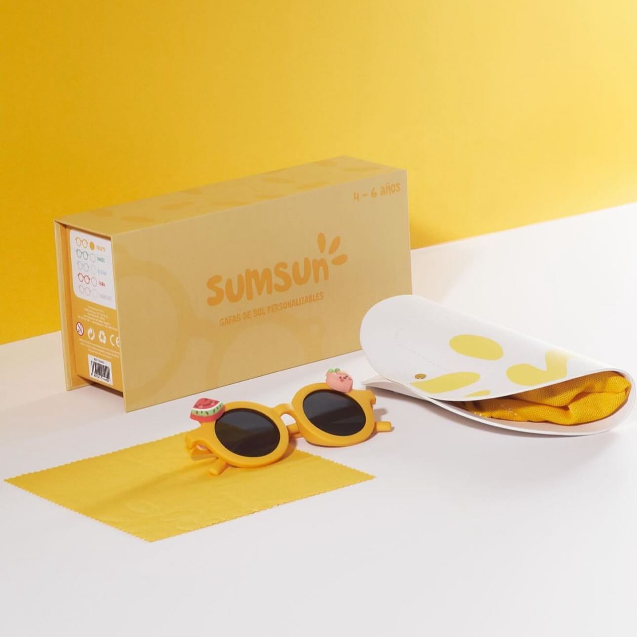 En Sumsun, la experiencia va más allá de las gafas. Cada par de gafas de sol viene presentado con amor y cuidado. Presentamos las gafas de sol de la colección Fruits de Sumsun. Desde la caja rígida hasta la funda y la gamuza, cada elemento refleja la esencia vibrante de esta colección. 🍓✨ Cada detalle está pensado para hacer que el recibir tus Sumsun sea tan emocionante como usarlos. Descubre toda la magia de Fruits y todas las colecciones próximamente en tu tienda más cercana. ¡Eleva el estilo de los pequeños con Sumsun! 🌈🕶️ #SumsunFruits #modainfantil #sumsun