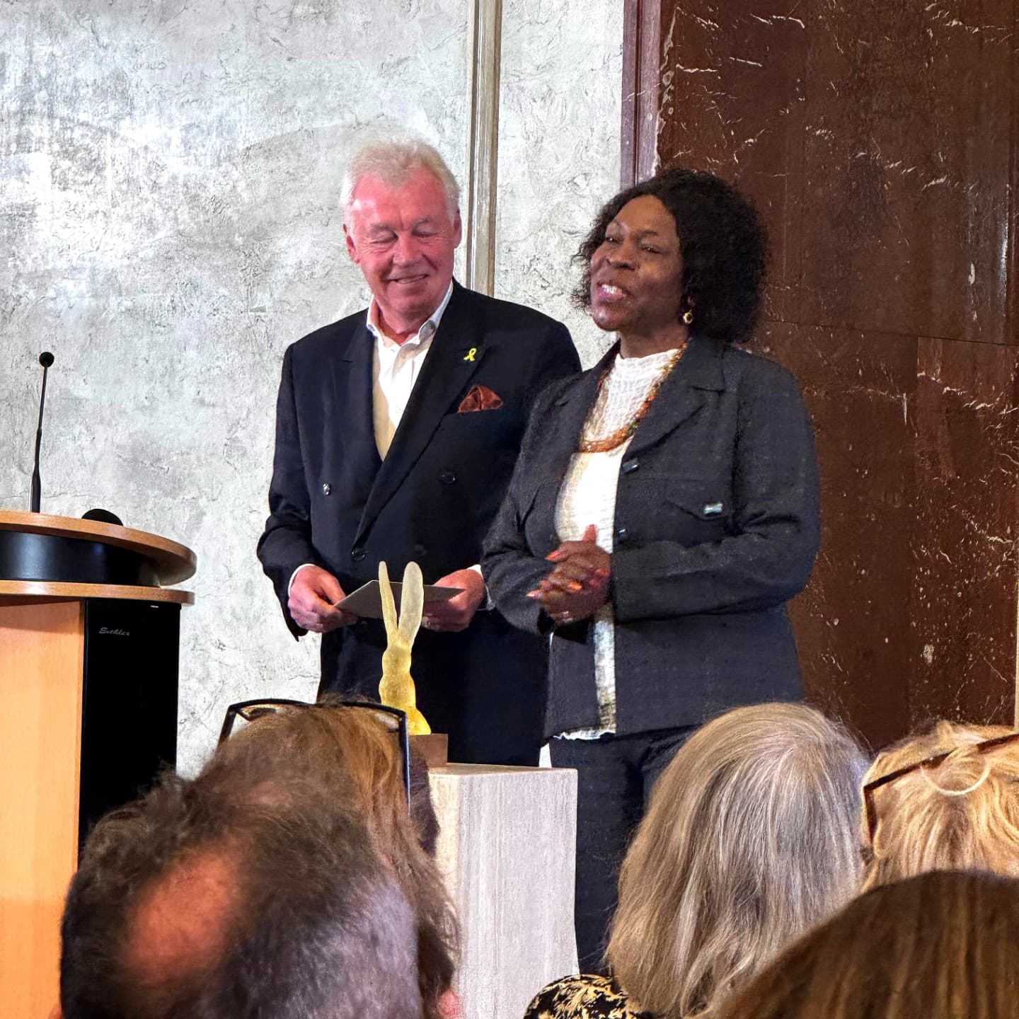 ✨ Was für ein toller Tag beim #HeldinnenAward!
Virginia Wangare Greiner und Dr. Cornelia Strunz wurden von der Alice Schwarzer Stiftung für ihren unermüdlichen Einsatz gegen weibliche Genitalverstümmelung (FGM) ausgezeichnet. FGM ist nicht nur ein globales Problem – es betrifft auch Tausende in Europa, darunter Deutschland. Gefährdet sind Frauen und Mädchen in Einwanderergemeinschaften, weshalb es hier dringend Aufmerksamkeit braucht.
Mit dabei waren starke Verbündete: Alice Schwarzer und die Aktivistin Waris Dirie, Autorin von *Wüstenblume*, deren Geschichte weltweit das Bewusstsein für diese Thematik geschärft hat. Gemeinsam setzen wir uns für eine Zukunft ohne FGM ein, die Schutz und Rechte der Betroffenen stärkt. 💙 #StopFGM #MaishaEinsatz #Heldinnen2024 #WarisDirie #AliceSchwarzer
✨ What an impactful day at the #HeldinnenAward!
Virginia Wangare Greiner and Dr. Cornelia Strunz were honored by the Alice Schwarzer Foundation for their crucial work against Female Genital Mutilation (FGM). FGM isn’t just a global issue; it affects thousands in Europe as well, including Germany. Many women and girls from immigrant communities are at risk, making this a pressing issue here at home.
We were joined by powerful allies: Alice Schwarzer and activist Waris Dirie, author of *Desert Flower*, whose journey has raised awareness worldwide. Together, we’re committed to a future free from FGM, supporting and protecting survivors and their rights. 💙 #StopFGM #MaishaEinsatz #Heldinnen2024 #WarisDirie #AliceSchwarzer