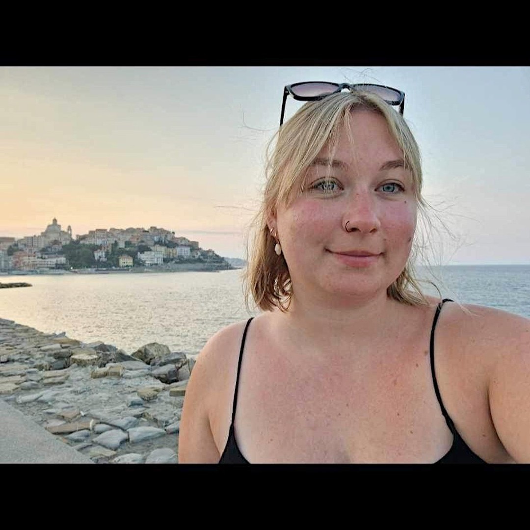 Parlons un peu de moi... Bonjour à tous ! Je suis Aurélie, 27 ans j'ai succombé à la magie des bougies en mars 2021. ✨ J’ai toujours adoré l’ambiance chaleureuse et apaisante qu’elles créent. C’est pourquoi j’ai décidé de me lancer dans la création de bougies artisanales avec des matières premières de qualité, pour prendre soin de vous et de l’environnement. 🧡