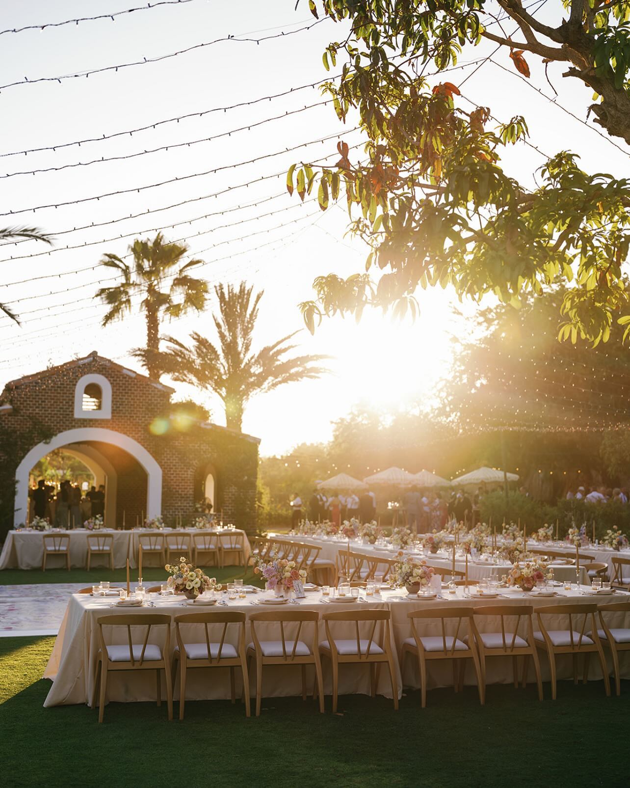 A big fan of moody drama lighting! Flowers for @megankayphotography wedding at @florafarms with planning extraordinaire @alexakayevents Photos by @meghanbaskin
Shout out to my team @lifestyledbyserena @flowers_by_karis @prissma.lara