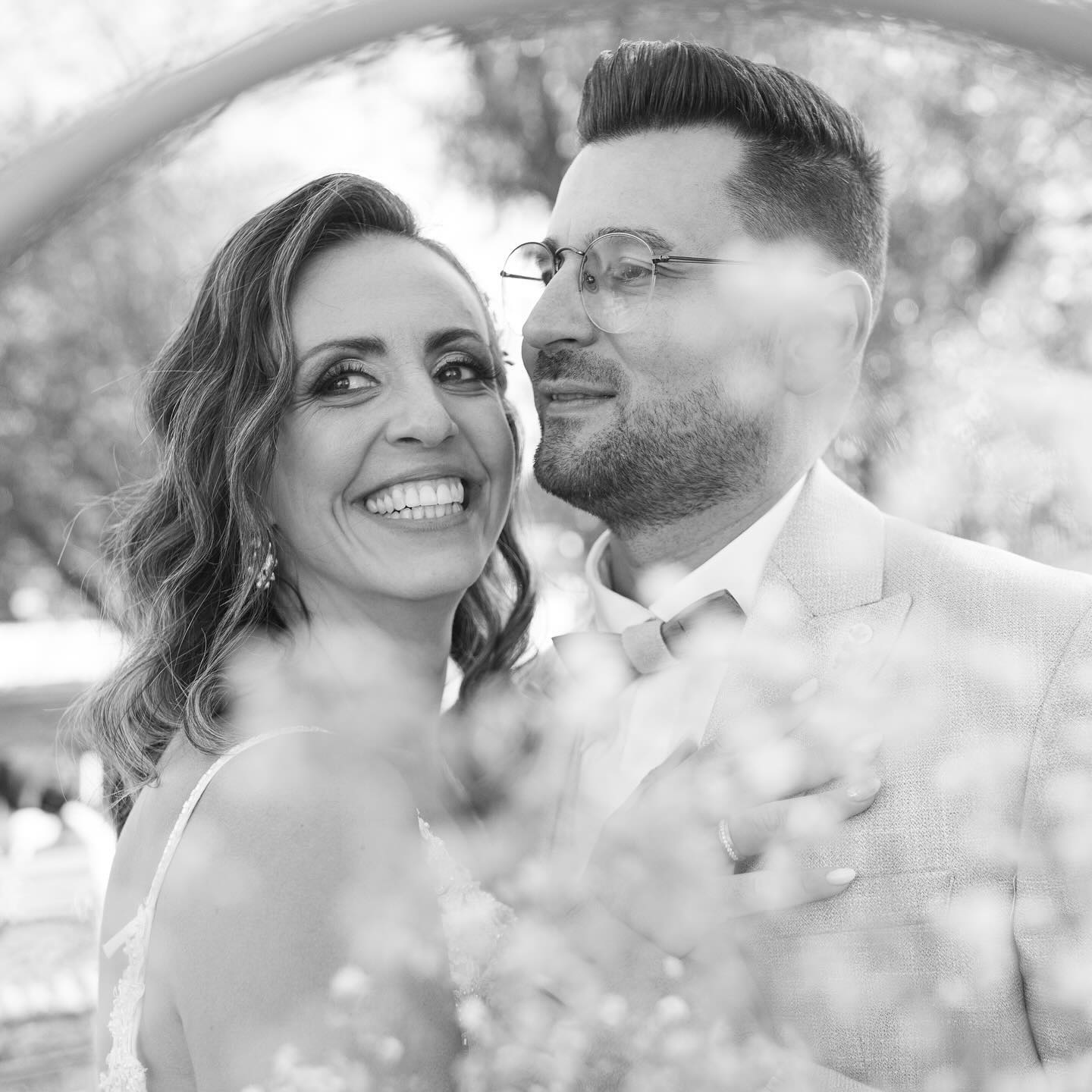 Hey ihr Lieben,
ich freue mich, heute den zweiten Teil in meinem Feed zu veröffentlichen. Die freie Trauung fand auf der Schlosswiese direkt am Ratzeburger See statt und bot eine atemberaubende Kulisse.
Für die Trauung wurde ein einzigartiges und hochkarätiges Blumenarrangement von @bluballondeko kreiert, das keine Wünsche offen ließ. Die traumhaften Rosen und der elegante Kalla-Strauß setzten einen perfekten Akzent für Eleganz und Zeitlosigkeit.
Zusätzlich gab es ein auf die Location abgestimmtes Table Setting von @rosarot_events. Die Tischdekoration überzeugte durch goldene Akzente, die vom Besteck bis zu den eleganten Kerzenleuchtern durchdacht waren.
Um die Trauung stilvoll ausklingen zu lassen, erwartete die Gäste eine bezaubernde und einzigartige Hochzeitstorte von @cake_by_mehh sowie köstlichen Sekt von @knallkoem .Eine Trauung die mir lange in Erinnerung bleiben wird.
Ein großes Dankeschön an alle, die diesen Traum wahr werden ließen. Ich freue mich, unvergessliche Erinnerungen für die Ewigkeit festhalten zu dürfen.
Mit besten fotografischen Grüßen,
Jaron
#hochzeitsinspiration #hochzeitsfotografie #hochzeitfotograf #hochzeitratzeburg #hochzeithamburg #fotografhamburg #weddingphotography #weddinghamburg #loveislove
Konzept & Planung: @jaronkwast_photography @freierede.christine
Fotograf:@jaronkwast_photography / @sabrinas_perspektiven
Location: @Restaurantpatchwork
Blumen- und Ballondeko: @bluballondeko
Eventausstattung: @rosarot_events
Freie Rednerin:
@freierede.christine
Models: @nastia.derr @jeffderr26
Brautmode/Schmuck: @Hochzeitshausotto
Trauringe: @janspilleschmuck
Brautstyling/Haarschmuck:@brautstylistin_krystina
Hochzeitstorte: @cake_by_mehh
Papeterie: @ak.papeterie
Sekt: @knallkoem
Hochzeitsmagazin: @kartenliebe.de
Eis-Creme: @fluff_is