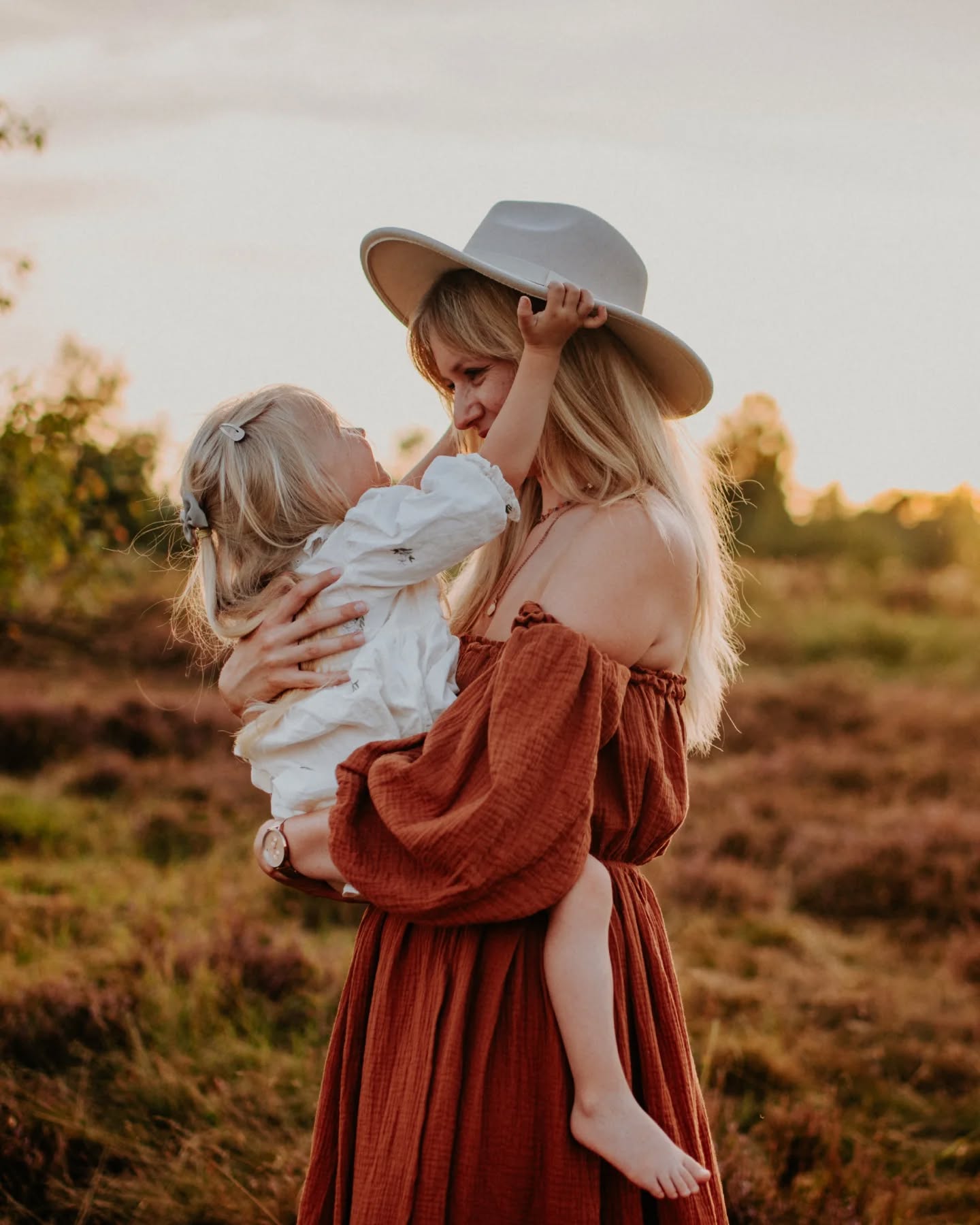 Familienmomente in der Heide.
Es braucht garnicht viel, eine Decke und ein Hut und die Kinder sind beschäftigt...😄 Nach einer knappen Stunde toben und kuscheln ist das Shooting auch schon vorbei und was euch bleibt sind wundervolle und lebendige Erinnerungen 🌼.
Auf meiner Webseite findet ihr beim letzten Blogbeitrag übrigens weitere Einblicke und Tipps und Tricks wie euer Familienshooting unvergesslich wird😉
Wie lang ist euer letztes Familienshooting eigentlich schon her?
#familienshooting #familienfotografie #familie #fotografie #momentfotografie #fotoshooting #family #babyshooting #familienzeit #kinderfotografie #ck #photography #familienfotografin #shooting #familienfotograf #babybauchshooting #familienfotos #neugeborenenfotografie #familienfotograf #newborn #love #liebe #kinderfoto #frühlingsshooting #outdoorshooting #fotografthüringen #familyshooting #couplephotography #portrait #familienleben