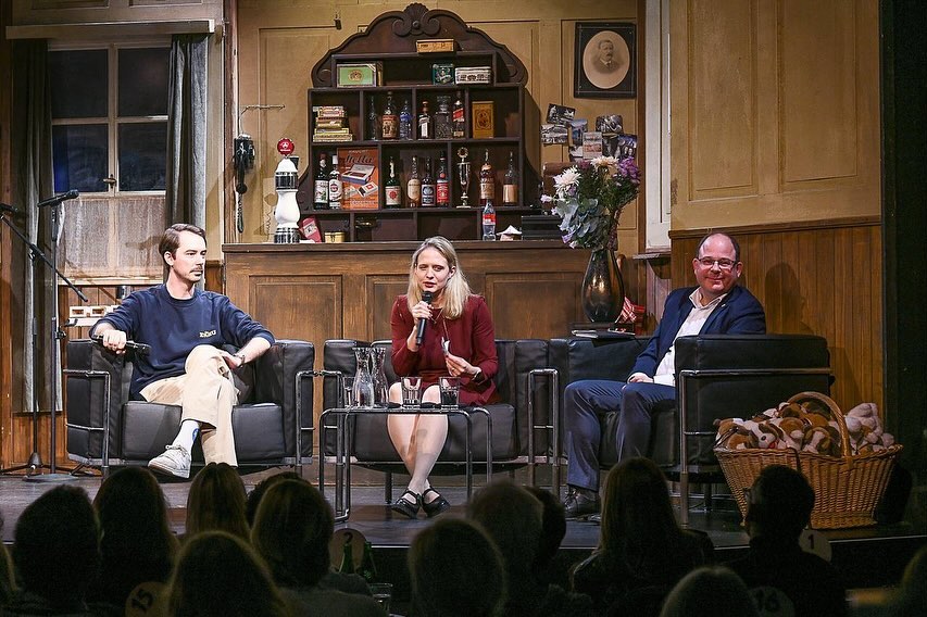 Last Sunday, our Co-President @matteib was honoured to be a guest speaker at @bernhard_theater event focused on the current situation in Ukraine. Alongside fellow speaker Tobias Privitelli, who discussed GICHD’ critical work of demining in Ukraine, @matteib shared insights on @zuerich_hilft_der_ukraine ongoing humanitarian projects and mission.
The discussion was moderated by the esteemed war correspondent @luziatschirky, who guided the conversation with engaging and thought-provoking questions. The event closed with uplifting music by the ‚Ukulele Orchestra,‘ adding a hopeful tone to the evening.
We would like to thank everyone involved for this valuable opportunity to highlight the need to support Ukraine in these turbulent times. Photos by Christian Lanz (copyright).