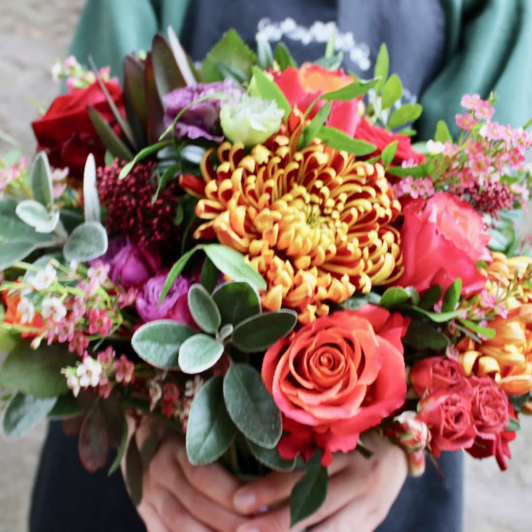 A beautiful autumnal day for G&A's at Carberry Tower yesterday. We even saw a deer in the wood when we were setting up 🦌❤️ #carberrytower #thestockbridgeflowercompany #weddingflowersedinburgh #weddingfloristedinburgh #autumnalwedding #scottishautumnwedding #chrysanthemumfuego