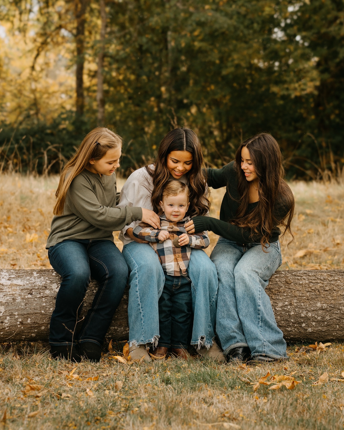 Happy November 🍁🍂🤎
Starting off the month with a sweet fall family sneak peek post. LOVE the colors in these!!
#familyphotography #fallfamilyphotos #autumn #autumnvibes #fallstyle #oregonphotographer #family