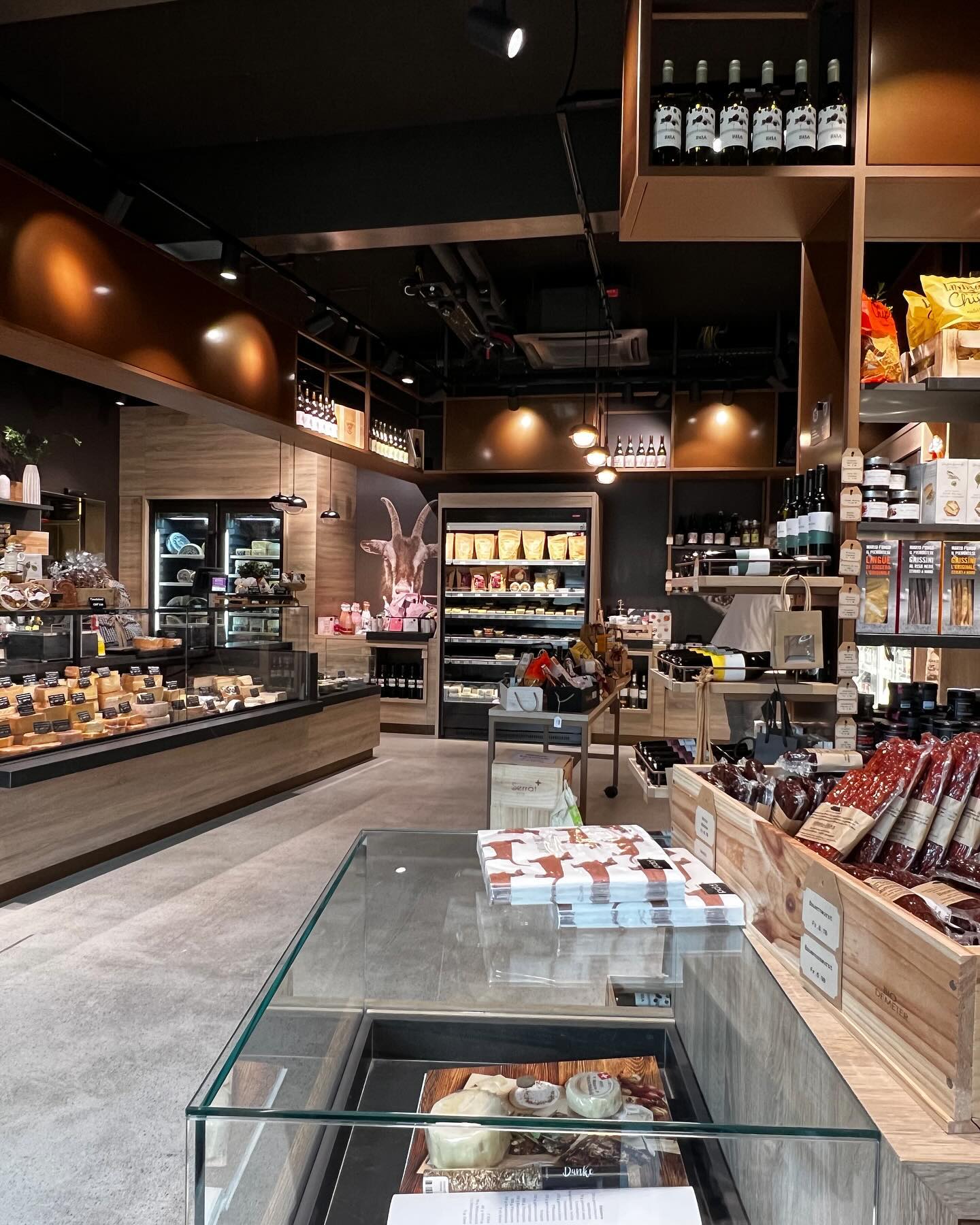 Käse aus dem Dry Ager 🧀✨
Die Dry Ager im @moserskulinarium sind ein echter Hingucker👀!
Wusstest du schon, dass man darin Käse nicht nur ideal lagern, sondern auch zur Perfektion affinieren kann? Perfekt temperiert und mit optimaler Luftfeuchtigkeit entwickelt sich der Käse auf höchstem Niveau – für Genuss wie frisch aus dem traditionellen Reifekeller und mit unvergleichlicher Geschmacksintensität! 🧀
#dryager #dryagedcheese #cheese #käse #dryagedkäse #affinieren