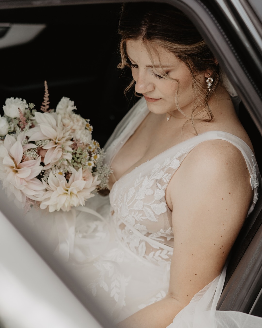 Lovestory of J&M 🤍
H&M: @anita__adhami
Brautkleid: @malia.bridal
Anzug: @thegroom.de
Schmuck: @perlenbraeute
Floristik: @nymph_blumendesign
Musik: @janinemitrell
Location: @monberg_openair
#hochzeitsfotografie #brühl #hochzeitsfotografinköln #realwedding #couple