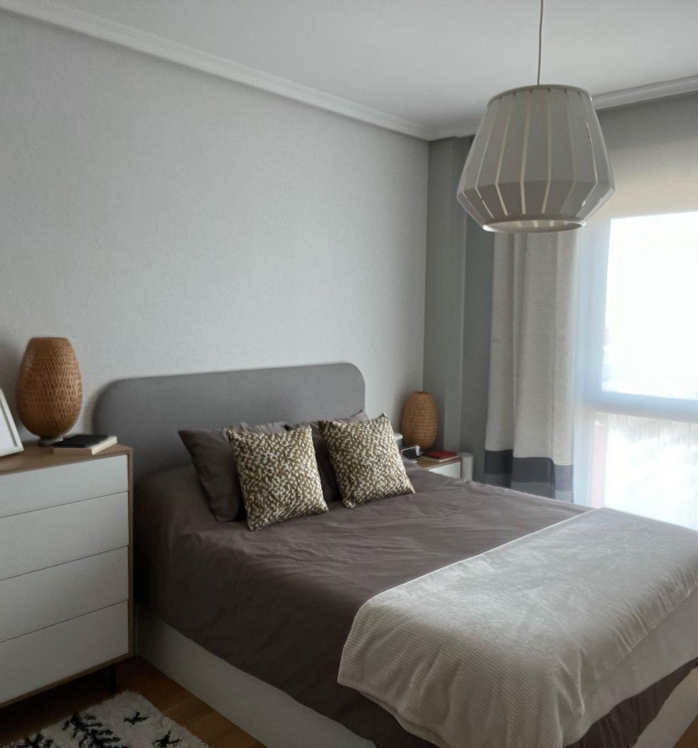 #dormitorioprincipal #livinglavidadeco con 3 elementos:
#textiles #decoracion con #papelpintado suave e #iluminacion cálida
Cambio de dormitorio en pocos pasos para conseguir un ambiente tranquilo en un estilo nórdico cálido como el resto de esta casa.
Estos padres de familia numerosa dejaron para el final de la remodelación de su #hogar su #dormitoriodematrimonio
Un #cabecerosdecama sencillo para acompañar la #decoraciondepared con texturas, una cómoda y una mesilla y vestir la ventana han sido los elementos nuevos. Hemos conservado la iluminación, que crea un punto interesante y cálido que a los clientes les encanta.
Con 3 tips tu #dormitorio nuevo! Te animas?