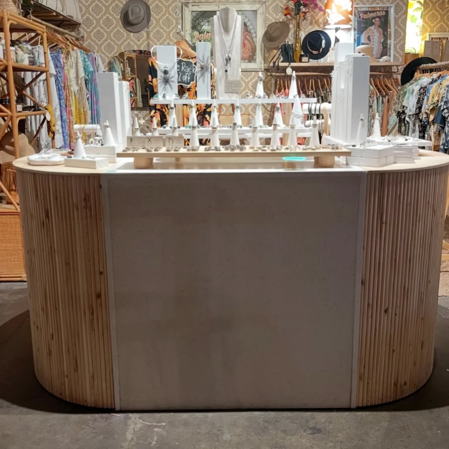 The counter we recently made all set up with jewellery by @jewellerybykim 💕
Pop down to @miamimarketta to see it in person!
#knotsandgrains #jewellerybykim #reclaimedwood #handmade #supportlocal #handmade