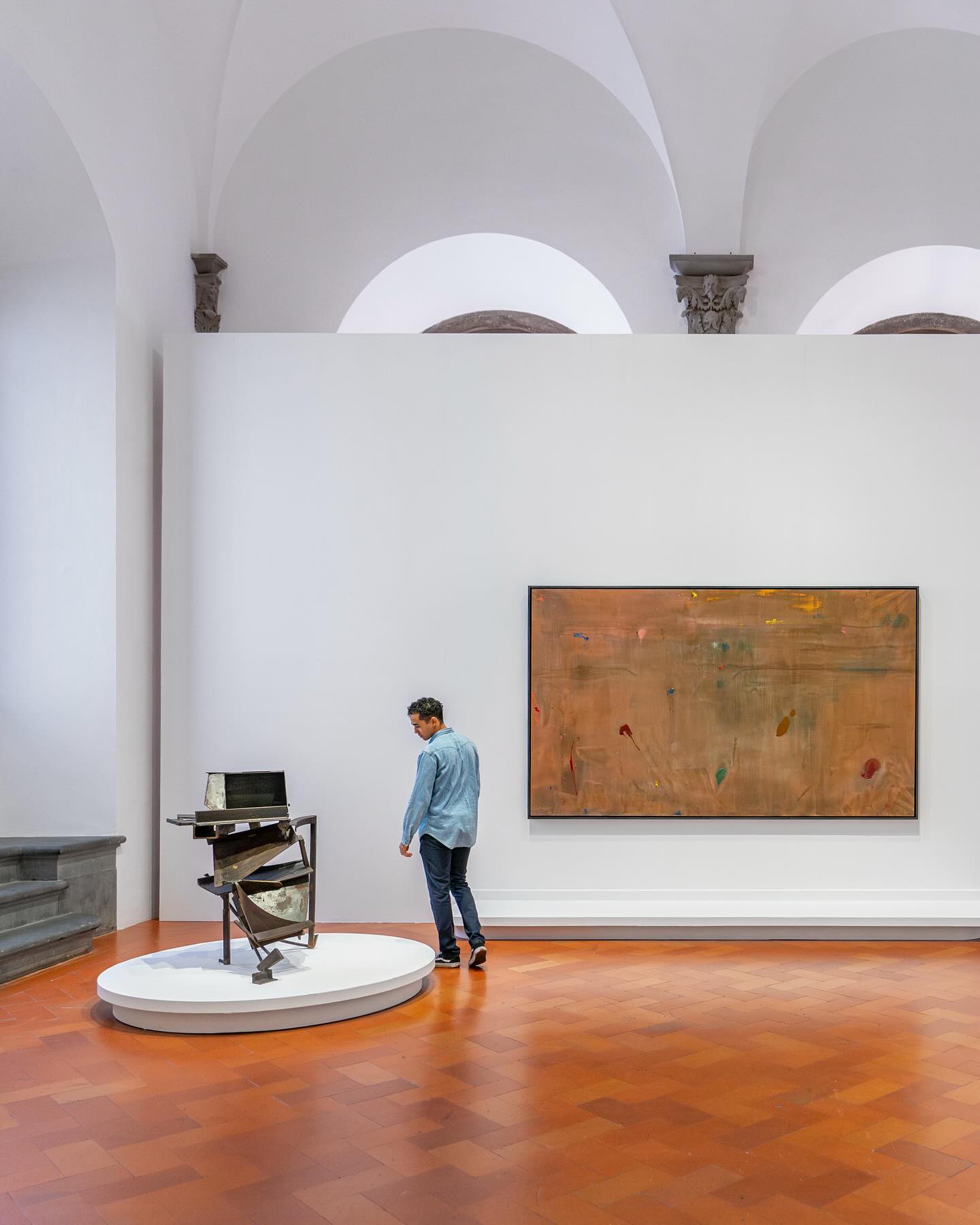 Ascending the Stairs (1979-83) is currently on display @palazzostrozzi
Helen Frankenthaler: Painting Without Rules is on display at Palazzo Strozzi, Florence until 26 January 2025. Curated by Douglas Dreishpoon
The exhibition provides an in-depth overview of Helen Frankenthaler’s work, placing her in dialogue with those of contemporary artists such as Jackson Pollock, Robert Motherwell, Mark Rothko, Morris Louis, David Smith, Anthony Caro and Anne Truitt.
📷Anthony Caro, Ascending the Stairs, 1979-83, Steel, varnished, 112 x 84 x 102 cm
Exhibition view - Photo Ela Bialkowska, OKNO Studio. Courtesy Fondazione Palazzo Strozzi and Image Courtesy Helen Frankenthaler Foundation
#anthonycaro #caro #currentexhibition #contemporaryart #modernsculpture #helenfrankenthaler #palazzostrozzi