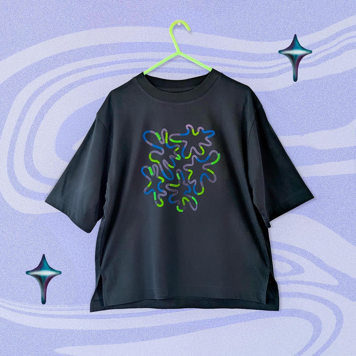 Who knew my tee was ink stains away from being so sickkk? 🟣🔹❇️🔹🟣
.
Successful Screen Print sessions with @augustinwanert – repping the reef revival squad; the next step is action! 🪸✊🏾
.
#reefrevival #coralreef #forplanetocean