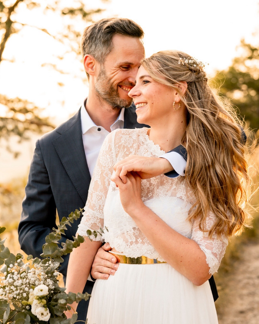 ✨ Ist ein After-Wedding-Shooting eine Option für euch? Schreibt mir und wir finden es heraus 🤗.
Wenn meine bisherigen Brautpaare eines gemeinsam haben, dann die Tatsache, dass für alle der Tag unglaublich schnell vorbeifliegt. Wenn neben den klassischen Punkten wie Sektempfang, Kuchen und Familienfotos dann auch noch Spiele und Überraschungen hinzukommen, fühlt es sich so an, als wäre der Tag mit einem Schnipser vorbei.
Um sich dann mehr Zeit für die Gäste nehmen zu können, wünschen sich viele Paare ein After-Wedding-Shooting. Hier treffen wir uns an einem Tag in der Zeit nach der Hochzeit an der Location eurer Wahl (ich empfehle natürlich auch gerne tolle Spots) und können in entspannter Atmosphäre und oft in tollstem Abendlicht nochmal wunderschöne Brautpaarfotos von euch beiden machen 😍.
Mit fast 10 Jahren Erfahrung und unzähligen begleiteten Hochzeiten weiß ich genau, wie ich euch perfekt in Szene setze und ihr euch dabei entspannt und wohlfühlt.
🌈 Ihr seid euch noch unsicher, ob ein After-Wedding-Shooting das Richtige für euch ist? Schreibt mir und wir sprechen darüber. 🥰
#weddingphotographer #belovedstories #elopmentlove #goldenhourlove #vonbrautzubraut #oktoberhochzeit
#hochzeitstag #weddingday #brautportrait #brautinspiration #brautstrauß #sunsetshooting #hochzeitstipps #hochzeitwuerzburg #fotografinwuerzburg #würzburg #hochzeitsplanung #heirateninfranken #hochzeit2026 #hochzeit2025 #bride2025 #hochzeittauberfranken #hochzeitweikersheim #hochzeitmaintauber