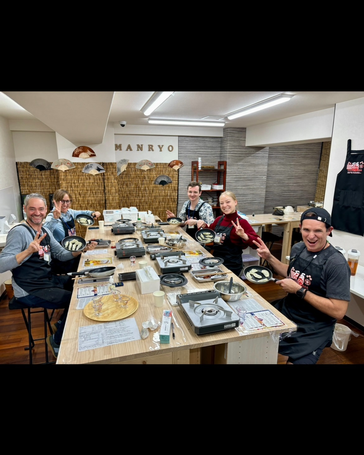 Hello! This is Manryo cooking class.
We had two Ramen and Gyoza class today.
These are our favorite pictures of our lovely guests!
Thank you for coming😊
#kyoyo #japanesefood #cookingclass