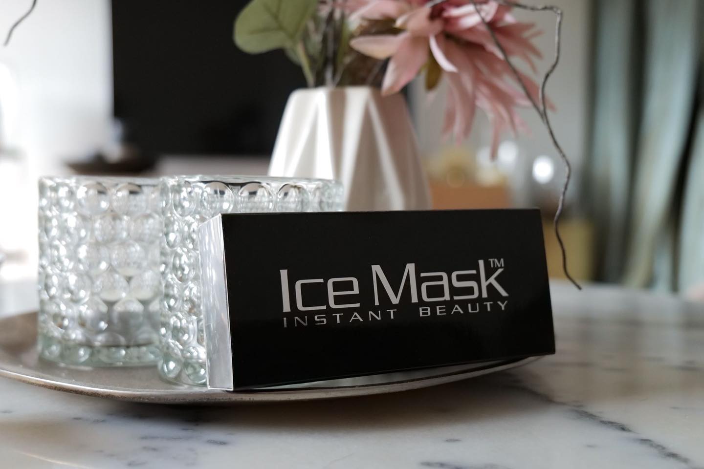 Your skincare routine just got cooler ❄️ Caffeine, zinc and a refreshing burst that leaves your skin feeling alive. #InstantGlow #nomoredarkcircles