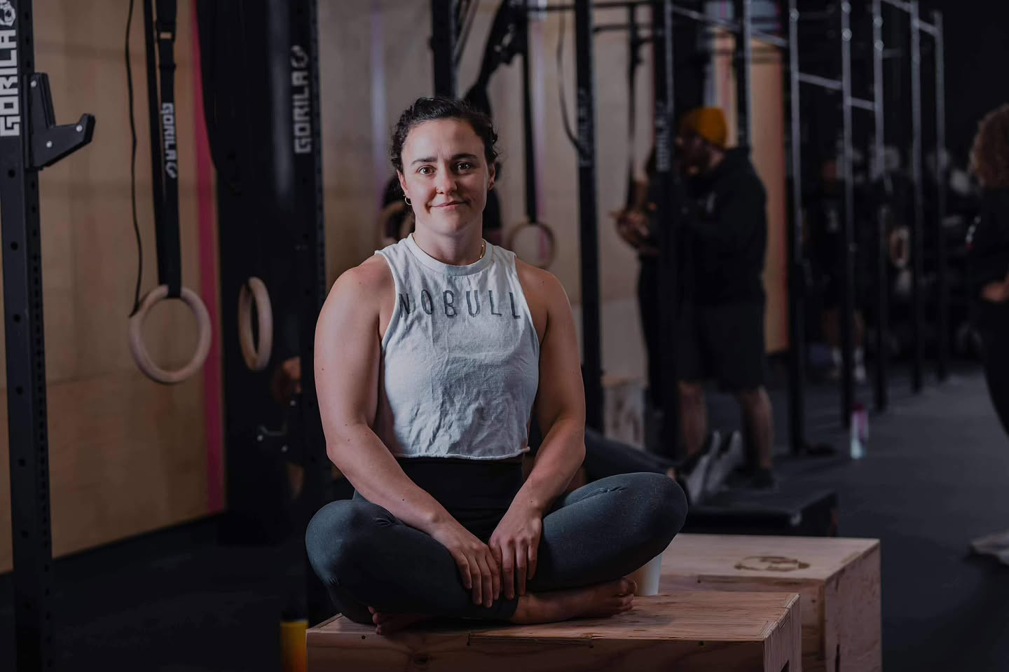 Member spotlight: @evereroy
« Honnêtement, des fois je me demande pourquoi je m’entraîne «autant» lorsque je me compare avec mon entourage… Parce que j’ai du plaisir à constamment me dépasser. Parce que je sais que peu importe la classe que je rejoins, les gens sont là pour se donner à 100 %, peu importe ce que cela représente pour chacun d’entre nous. Au final, on termine tous la langue à terre, fier.es d’avoir poussé la machine. C’est en grande partie grâce au coaching de Sean et Antoine, qui vulgarisent efficacement les objectifs et stimuli visés par chaque séance. Alors, que l’on ai un handicap, une blessure ou que l’on soit enceinte (hihi) on sait que notre santé est prise charge et que nous sommes toujours inclus dans cette communauté d’athlète hors du commun 🧡 »
#pulsemontreal #community #crossfit