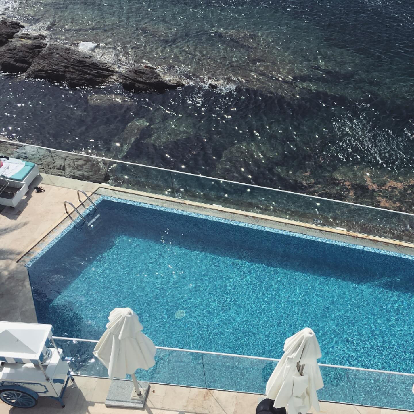 đ©¶ From Metal to Water đ€
Raise your hand if you are feeling the impact of the shorter, darker, quieter days... I sure am! We are slowly but surely shifting from Metal to Water energy.
In Feng Shui, Water is connected to Winter, and symbolizes depth and flow: wisdom, deep thinking, intuition, adaptability... so take this transition as an invitation to slow down and look inward to prepare for the next steps ahead:
đȘ What blocks do you need to eliminate or move ?
đ« Can you trust your intuition a bit more?
đ§What could help you go with the flow?
How do you feel about this period? I have to admit, for a long time I used to dread it (too dark, too gloomy!)... until I realized how much this time of retreating and reflecting could help!
đ«đ· Du MĂ©tal Ă lâEau
Levez la main si vous vous sentez affectĂ©(e) par les jours dĂ©sormais plus courts, plus sombres, plus calmes... câest carrĂ©ment mon cas ! Nous basculons lentement mais sĂ»rement de lâĂ©nergie du MĂ©tal Ă celle de lâEau.
Dans le Feng Shui, lâEau est associĂ©e Ă lâhiver, et elle symbolise la profondeur et le âflowâ: la sagesse, la rĂ©flexion profonde, lâintuition, lâadaptabilitĂ©... alors prenez cette transition comme une invitation Ă ralentir et Ă regarder Ă lâintĂ©rieur de vous pour vous prĂ©parer aux Ă©tapes dâaprĂšs :
đȘ Quels sont les obstacles que vous souhaitez Ă©liminer ou dĂ©placer ?
đ« Pouvez-vous un peu plus faire confiance Ă votre intuition ?
đ§ Quâest-ce qui pourrait vous aider vous laisser porter ?
Comment vous sentez-vous durant cette pĂ©riode? Jâavoue que je lâai longtemps redoutĂ©e (trop dark, trop morose!), jusquâĂ ce que je rĂ©alise Ă quel point les temps de retraite et de rĂ©flexion pouvaient mâaider !
#water #the5elements #gowiththeflow #fengshuilyourlife #fengshuimagic