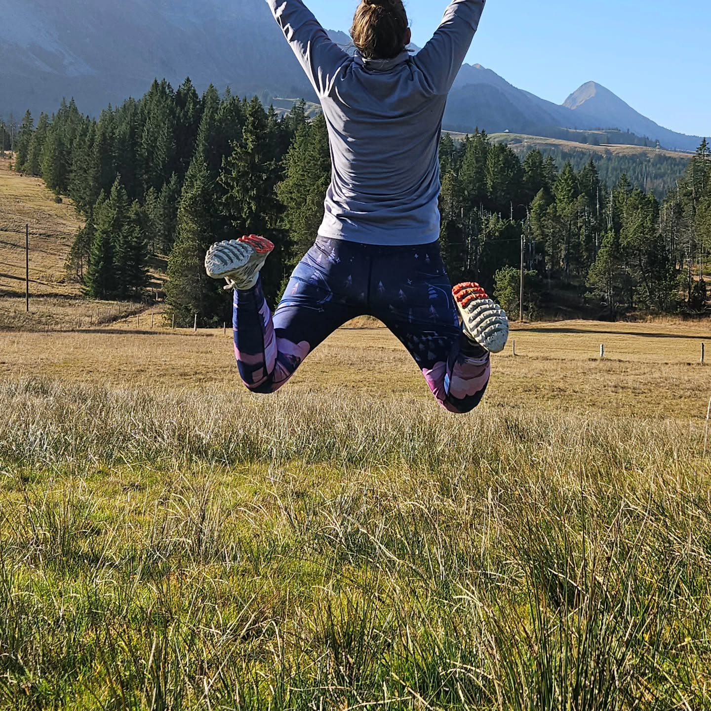Danke @abraka_ch für die tolle Leggins - ich liebe sie - sei es bei Outdoor-Aktivitäten oder beim Yoga 🌅🫶😄
