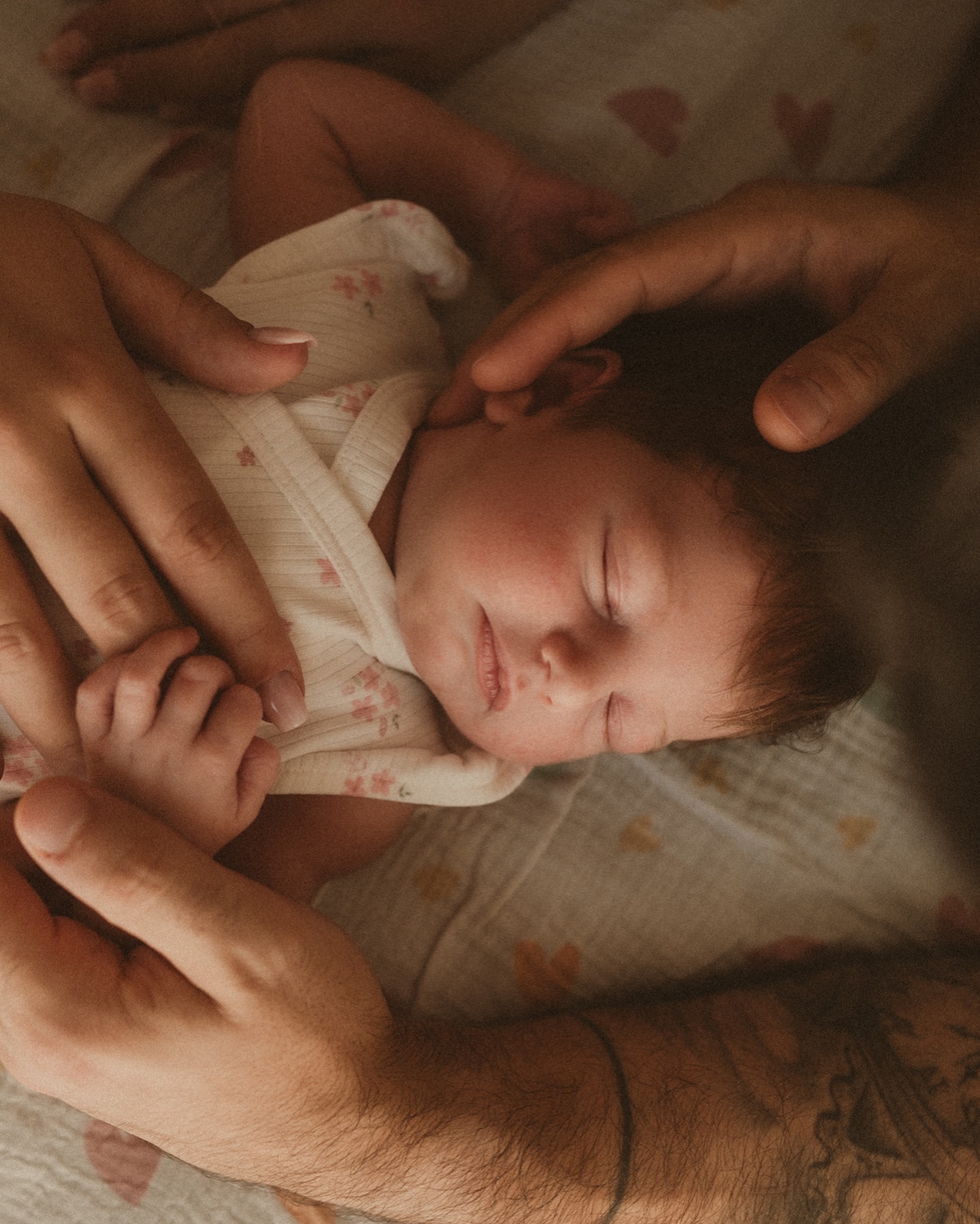 Ces moments tendres et uniques, à l’arrivée de votre premier enfant, un moment inoubliable à capturer avec tendresse.
Ses séances sont toujours lentes et calmes au rythme du bébé. Je suis très discrète, je vous suis comme une ombre, vous observe avec attention prenant votre temps avec votre nouvelle arrivée.
#photographenice #photographenouveauné #newbornphotography #photographefamille
#lookslikefilm #motherhood #parenthood #ignitedmotherhood