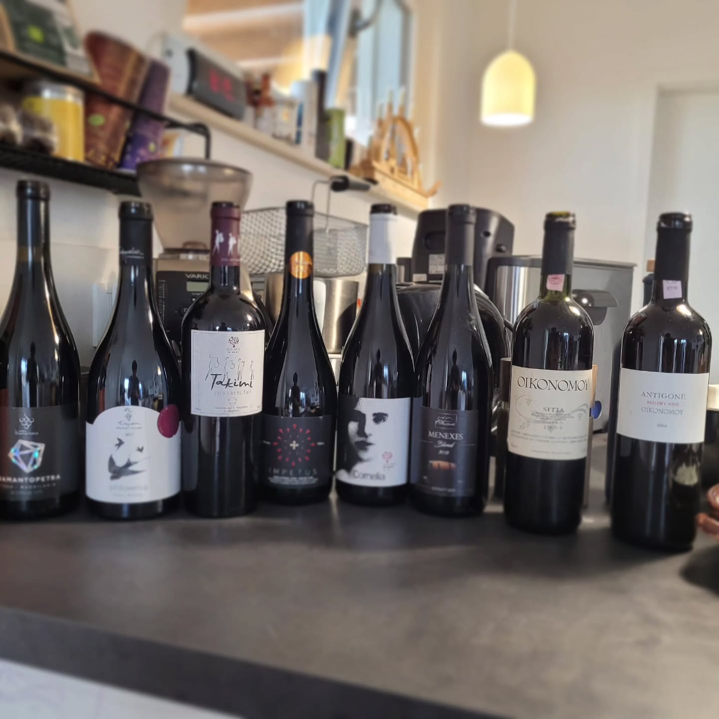 Exploring the flavors of Crete again! For this tasting, we dove into a lineup of Cretan wines—each with a unique blend of the local varieties Mandilaria, Kotsifali, and Liatiko with the international ones Merlot and Syrah. The idea was to trace how these native grapes interact with classic varieties like Merlot and Syrah over different vintages. Paired it all with homemade kleftiko! After some notes on monovarietal wines from Greece we will discuss blends by the following wineries over the coming days: @diamantakis_winery @efrosiniwinery @agelakis_winery @domaine_menexes @domaine.economou
#CretanWine #GreekWine #WineAndFood #WineJourney #WinePairing #Kleftiko #CretanCuisine #FoodAndWine #DiscoverCrete #WineTasting #WineLovers #CulinaryJourney #GreekGastronomy #RedWine #GreekVineyards #CreteWine #Greece #Foodstagram #WineAndDine #Mandilaria #Syrah #Kotsifali #Merlot #Liatiko #WineExperience #MediterraneanFlavors #Instawine #WineCommunity #AuthenticCuisine #FoodLovers