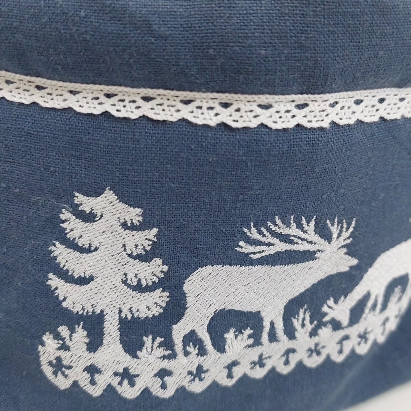 Viele neue Gschwelltichörbli sind nun im Laden und Onlineshop zu haben (link in Profil). Diese Beutel eignen sich nicht nur um Kartoffeln warm zu halten. Auch auf dem Zmorgetisch macht er sich gut und hält Toast und Brötchen warm. Mit eingeklapptem Oberteil lässt sich auch perfekt Brot und Gipfeli servieren oder auch die Brotstücke für Fondue. Leicht und faltbar zum verstauen und in der Maschine waschbar.
#raclettegahtimmer #schönesundnützliches #geschenkidee #baldistweihnachten🎄 #handgemachtinderschweiz #unikat