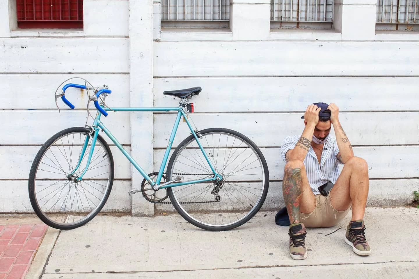 Queremos invitarlos afectuosamente al encuentro de presentación de la re-edición del libro, que será el día Viernes 22 de Noviembre a las 18:00 hs en el anfiteatro de la Casa de la Provincia de Buenos Aires (Av. Callao 237). Al llegar simplemente dicen que vienen al evento y suben al 2do piso.
Es abierto y gratuito así es que siéntanse libres de invitar a quienes quieran.
Cronograma del encuentro:
- 18:00 hs / Recepción y entrega de libros.
- 18:30 hs - Comienzo con Adrian Cangi conversando con Fernando "El Profe" Signiorini.
- Fotografías: Juan Travnik, Mariana Eliano y Eduardo Longoni. Modera: Kala Moreno Parra.
- Textos: Alejandra Gonzalez y María Pía Lopez.
- Cierre y despedida.