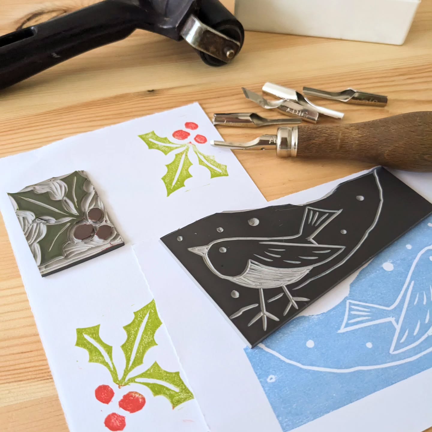 I will be running a lino printing workshop for Christmas cards at @inkpod_collective with @catarina.edit next Saturday 9th November from 4.30pm and Wednesday 13th November from 6.30pm. Spaces still available, book at inkpodcollective.com
.
.
.
#workshop #christmascardsworkshop #christmasworkshop #artworkshop #printmaking #handmadecards #handprintedcards #chirtmascards #handmadechristmascards #Hove #BN3 #printingworkshop