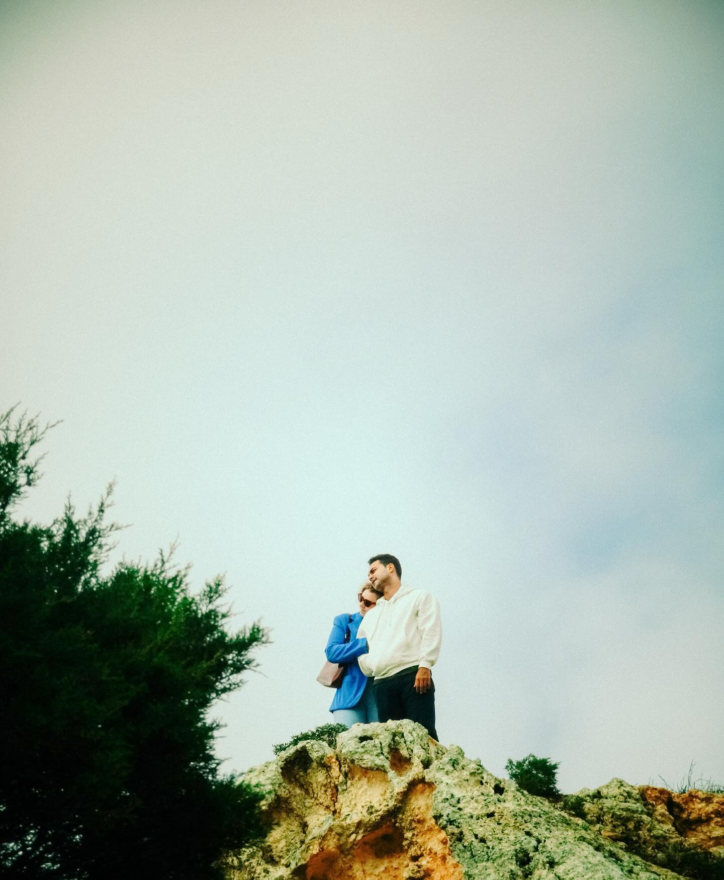 Blijf lief
Juist als je voelt dat het zij tegen wij is en je de ander niet begrijpt. Ik ga er van uit dat iedereen stemt vanuit diens eigen pijn. Ik ga er van uit dat je niet stemt op hij die verkracht, oplicht en bedreigt…
Dat we steeds rechtser stemmen is geen verrassing, maar wel een reminder dat we meer aan de ander moeten denken in plaats van aan onszelf. Het enige dat we kunnen doen is haat bestrijden met liefde. Deel, heb lief, zorg, geef, kus, vraag, luister en doe het samen.
Blijf lief.