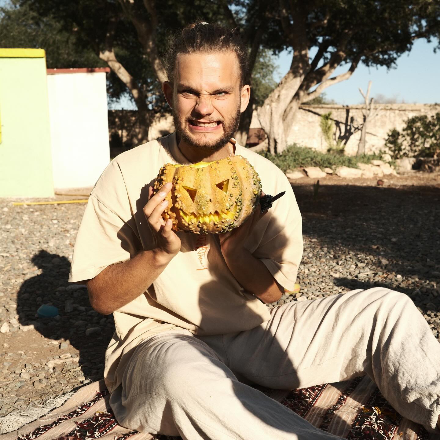 first time doing some type of holiday traditions. 🎃
our neighbor @_soul_spaces_ brought home some pumpkins, we gathered the kids and started carving. after finishing our kids pumpkins we then made a wonderful pumpkin soup over the fire and enjoy the rest of the night in circle. 🔥 🥘 In the meantime the kids played dress up and other games. like throwing stones into a bucket. until they took it too far and broke it with the size of the stones they were throwing 🌚
a beautiful day spent in community 🌻💗