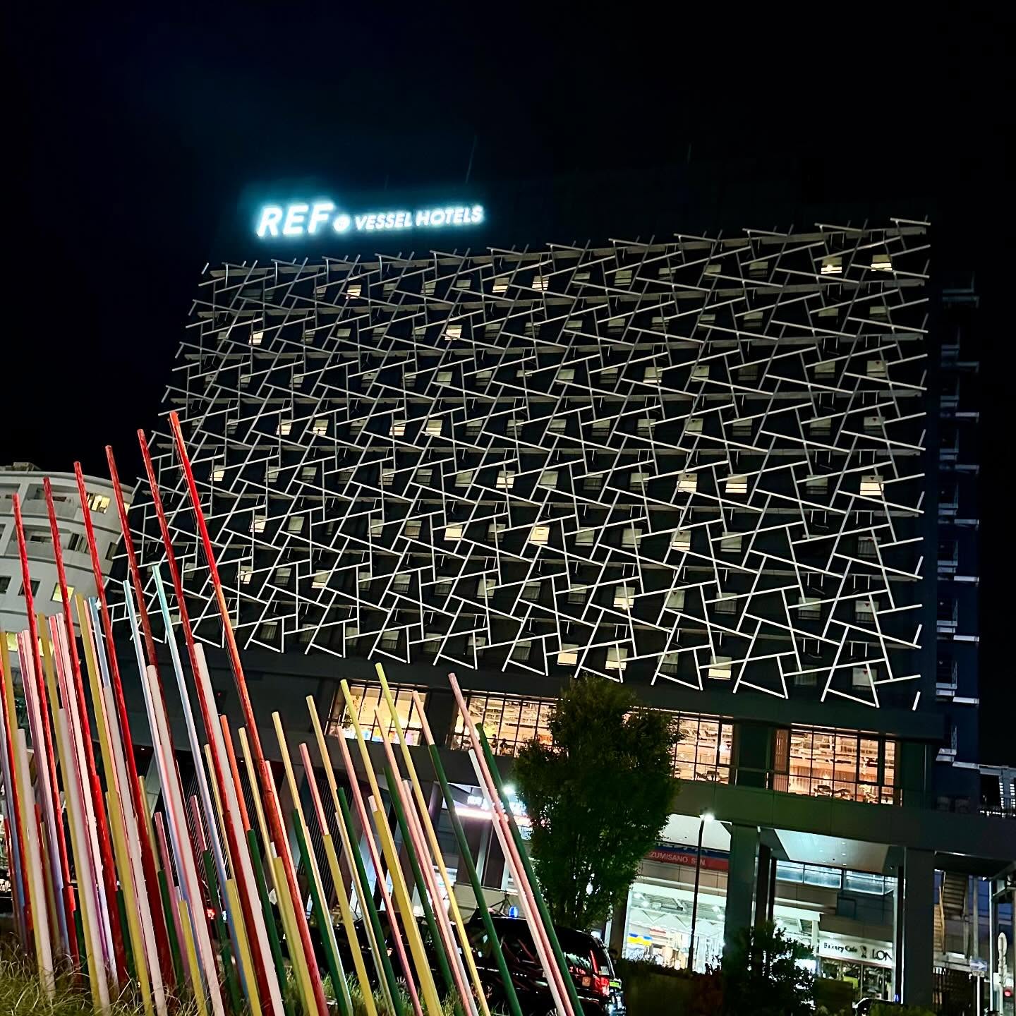 
おはようございます、院長の田口です😇
少し前に近場ですが「レフ関空泉佐野 by ベッセルホテルズ」に宿泊してきました!
近場で旅行気分を味わおうと、部屋が安くて朝食が美味しいホテルに泊まりました✨
ホテルの中のラウンジスペースでは、ドリンク飲み放題でもちろん部屋の中に持って行くことができます👏🏻
また、大浴場の前にある座敷スペースでは漫画が読み放題で、少年漫画・青年漫画・少女漫画と漫画喫茶並みに種類がありました!
お風呂も良い感じで、屋上なので露天風呂では夜空を眺めながら入れます☺️
新しいホテルなので、どこも綺麗でオシャレでした!
朝食はバイキング形式なのですが、手巻き寿司が楽しめ、朝から新鮮なお魚を食べられて最高です🤗
和食だけでなく、洋食もあり結構な種類が置いてありました!
なぜか日本酒も置いてありましたが、朝から飲む人もいるのでしょうか(笑)
泉佐野駅に直結したホテルですので、アクセスも良く利用しやすいと思います!
=====================================
【ヒグチ整骨院・鍼灸院】
阪急京都線・千里線「淡路駅」東出口より徒歩1分🚶🏻
JRおおさか東線「JR淡路駅」西出口より徒歩2分👣
大阪市東淀川区東淡路4-21-16 豊源ビル105号室
☎06-6320-4388
=====================================
#ヒグチ整骨院 #ヒグチ鍼灸院 #ほねつぎ #整骨院 #接骨院 #鍼灸整骨院 #淡路駅 #jr淡路駅 #東淡路 #菅原 #淡路 #下新庄 #ケガ #怪我 #痛み #スポーツ外傷 #スポーツ障害 #エコー #東淀川区 #柔道整復師 #鍼灸師 #肩こり #腰痛 #ベッセルホテルズ #レフ関空泉佐野 #泉佐野駅 #手巻き寿司 #ref