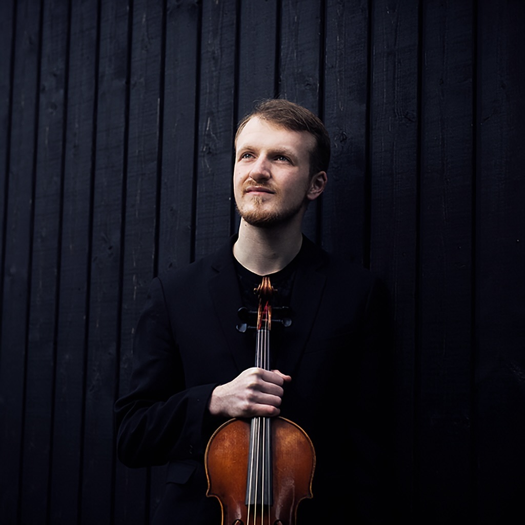 Der Bratschist Martin Moriarty ist einer der bedeutendsten Musiker Irlands 🇮🇪 🇨🇭. Er erhielt zahlreiche internationale Auszeichnungen und verfolgt eine aktive Karriere als Solist und Kammermusiker im In- und Ausland.
🎶📅 Sichern Sie sich Tickets für den 23.11.2024 in der Galerie Fabian Lang. Mehr Infos: www.zkmg.ch/de
#viola #chambermusic #music #classicalmusic #art #visualart #concert #livemusic #musiciansofinstagram #zurich #culture #kulturzueri