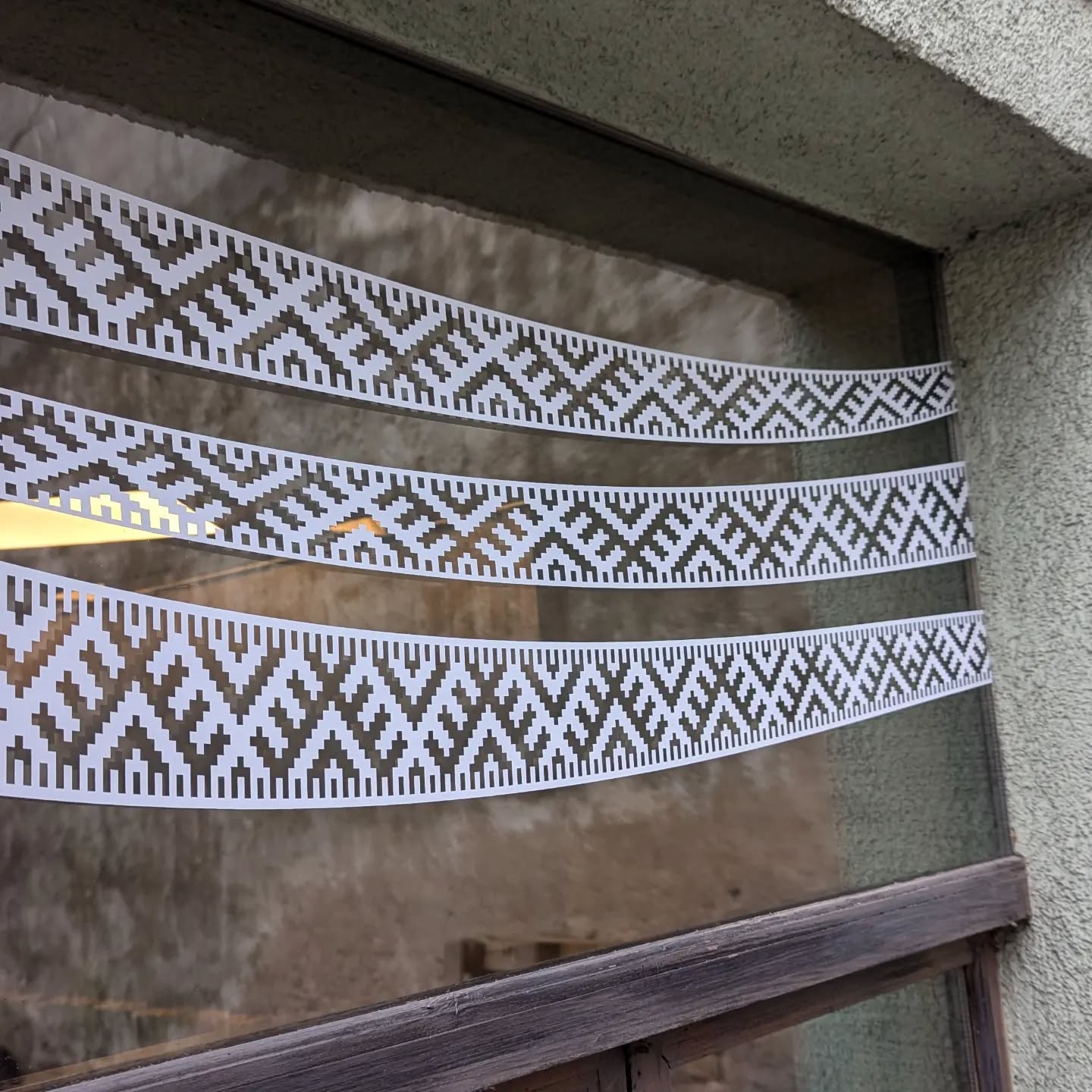 Latvijas patriotisko svētku nedēļa ir klāt! 🇱🇻❤️
Ja nu gadījumā esi piemirsis izrotāt sava uzņēmuma skatlogus, mājas logu vai automašīnu ar uzlīmēm Latvijas karoga krāsās, latvju rakstu tematikā, dzejas rindām vai jebko citu, kas Tev saistās ar latviešu svētkiem, raksti uz info@stickerspot.eu!
Palīdzēsim Tev rādīt svētku gaisotni ar uzlīmju palīdzību! 🥰🤗🎉
#stickerspot #uzlīmjudruka #uzlimjurazosana #latviesuuzlimes #uzlīmeslatvija #uzlīmessvētkiem #uzlimjulaboratorija #svētkuuzlīmes #latvijassvētki #karoguuzlīmes